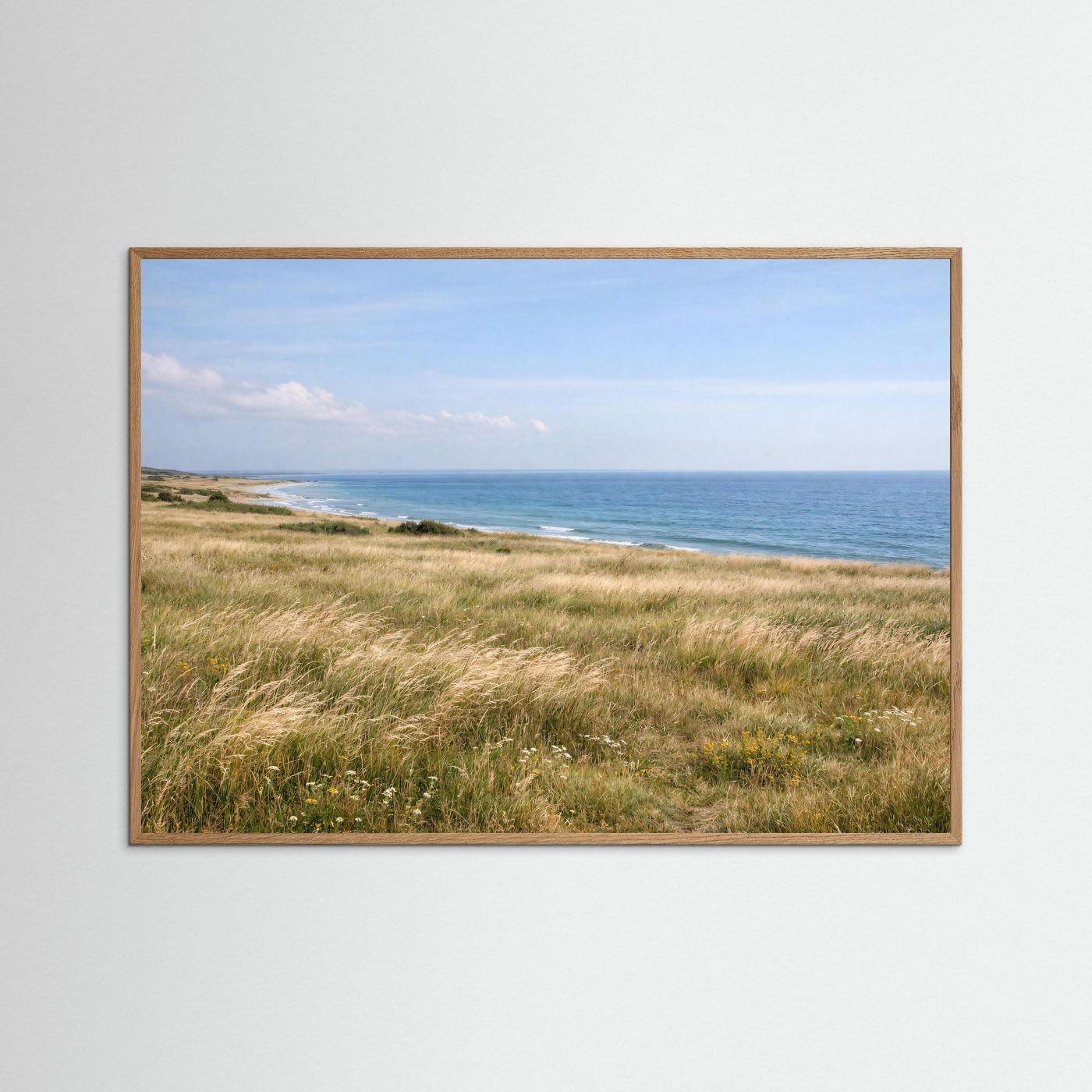 Naturposter im Querformat mit Ostseestrand und Küstendüne im braunen Holzrahmen