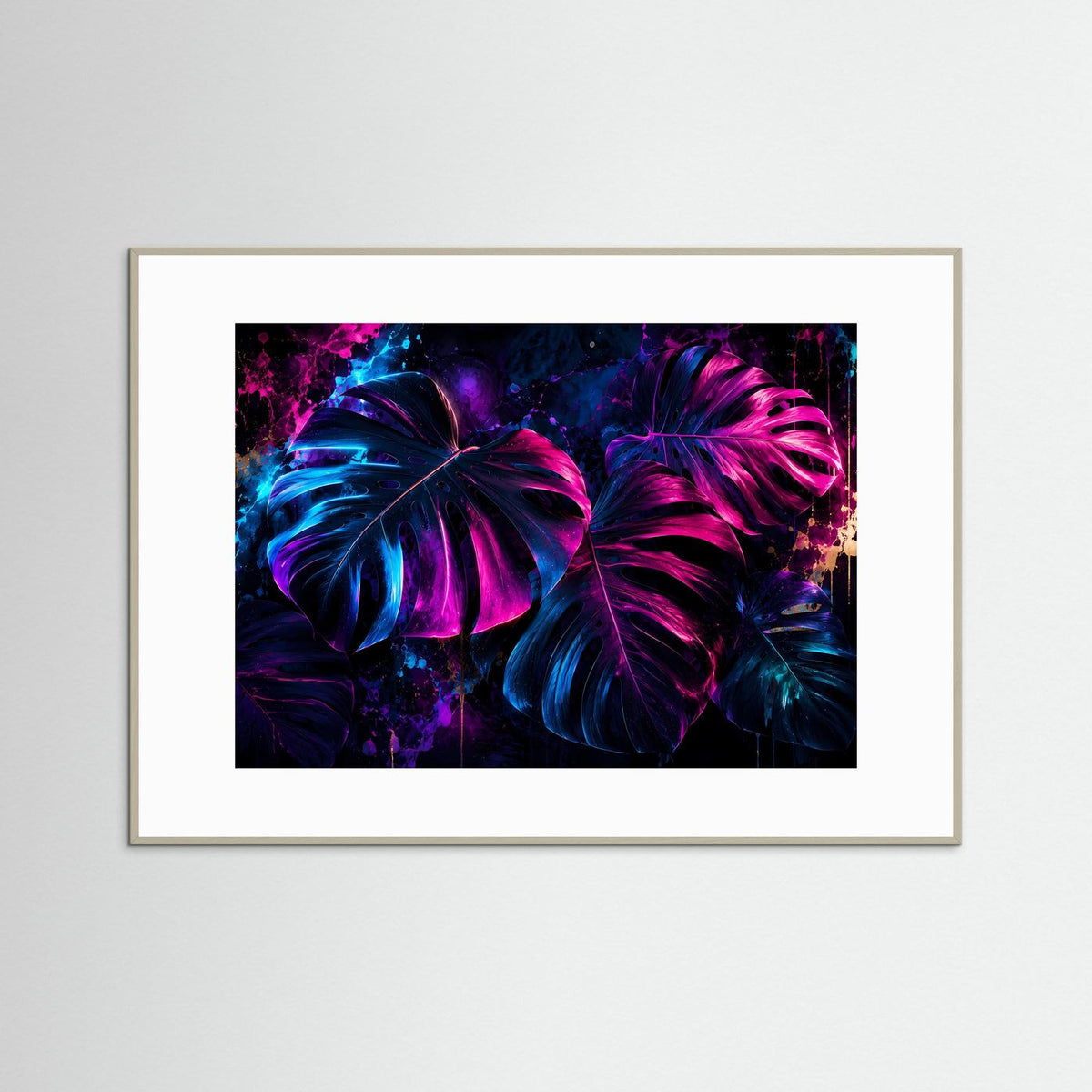 Wandbild mit Neon-Monstera-Blättern in Pink/Blau, im hellem Holzrahmen mit weißem Rand
