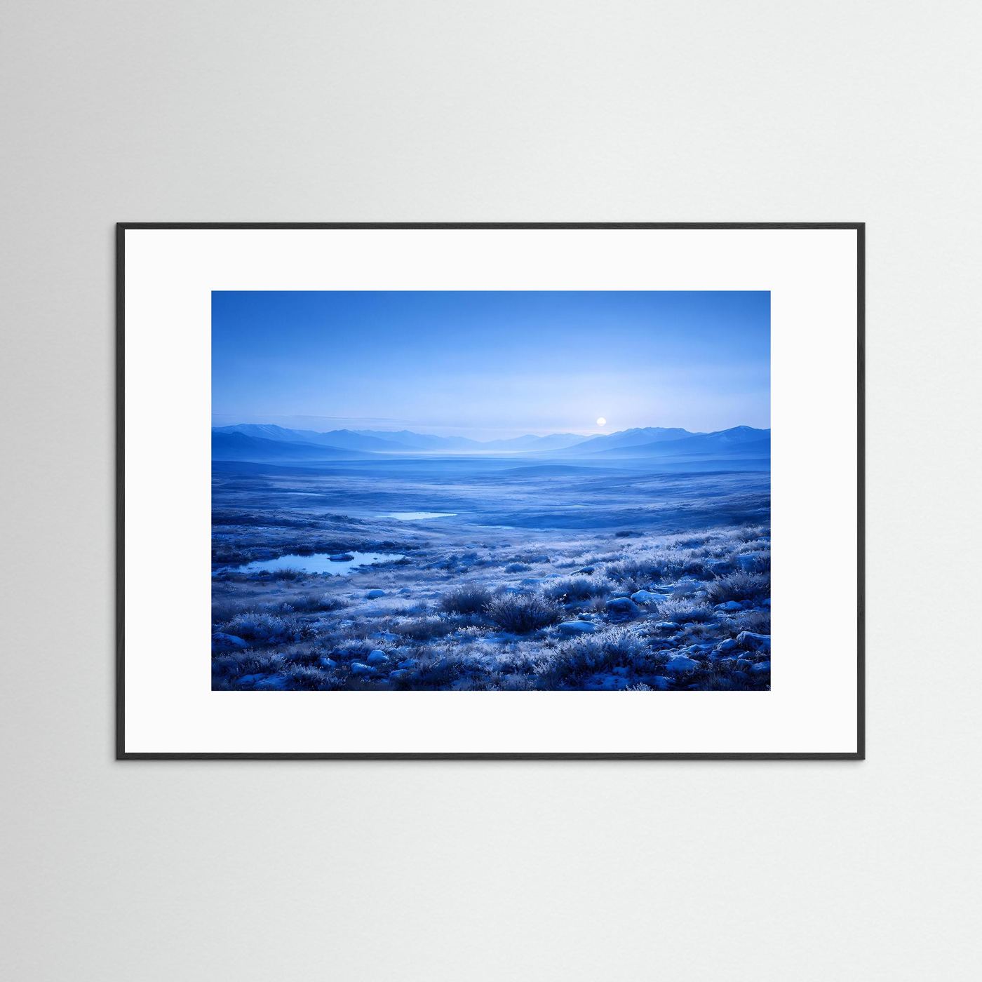 Wandbild mit schwarzem Rahmen und weißem Passepartout, Polarlandschaft in Blau