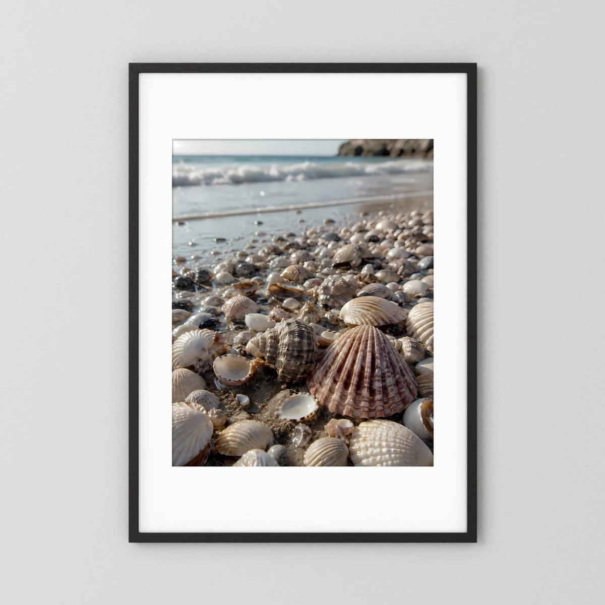 Poster im Hochformat mit Muschelstrand, schwarze Einfassung und weiße Randfläche