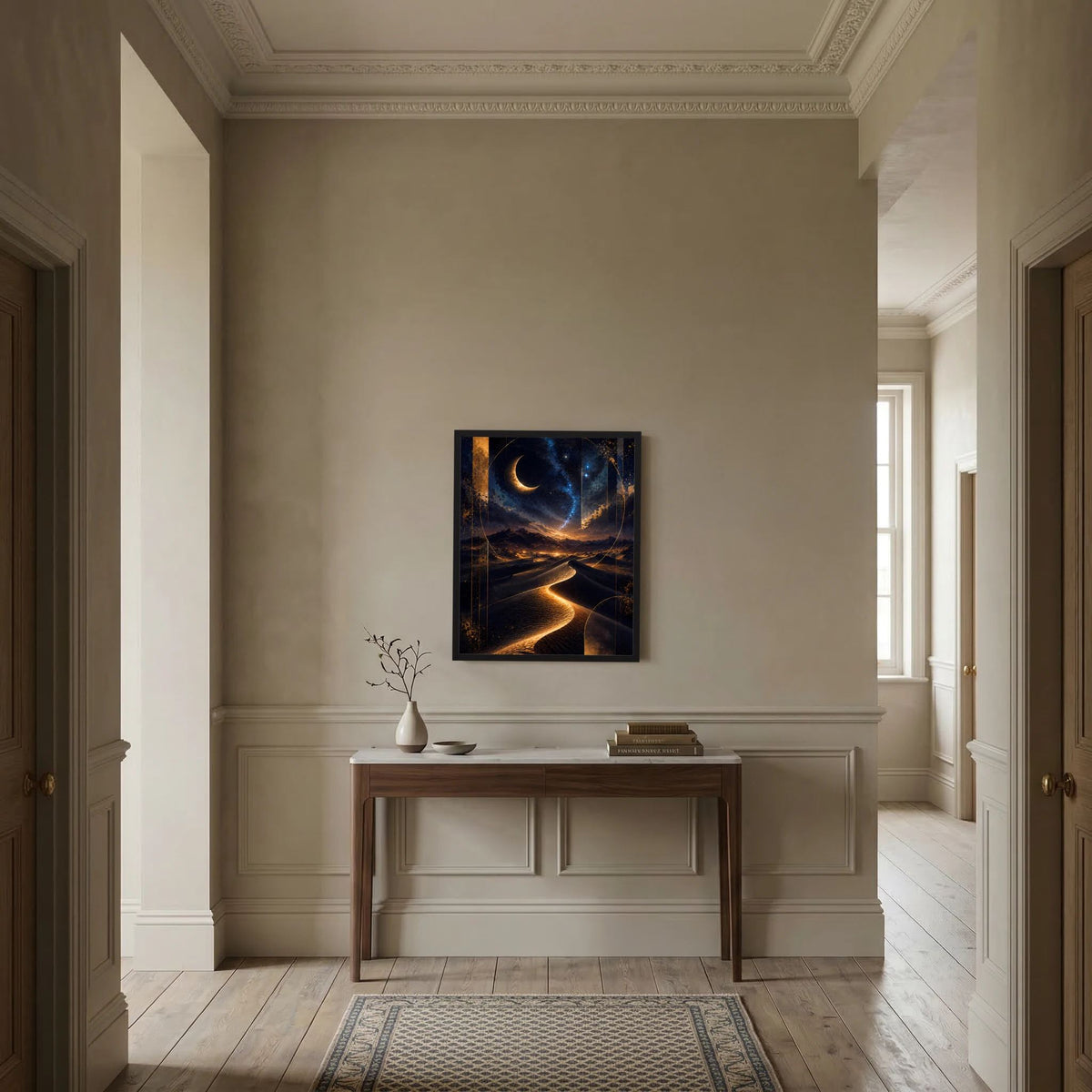 Gerahmtes Hochformat-Poster mit Mondsichel über Dünen, Sternenhimmel und Lichtschleife