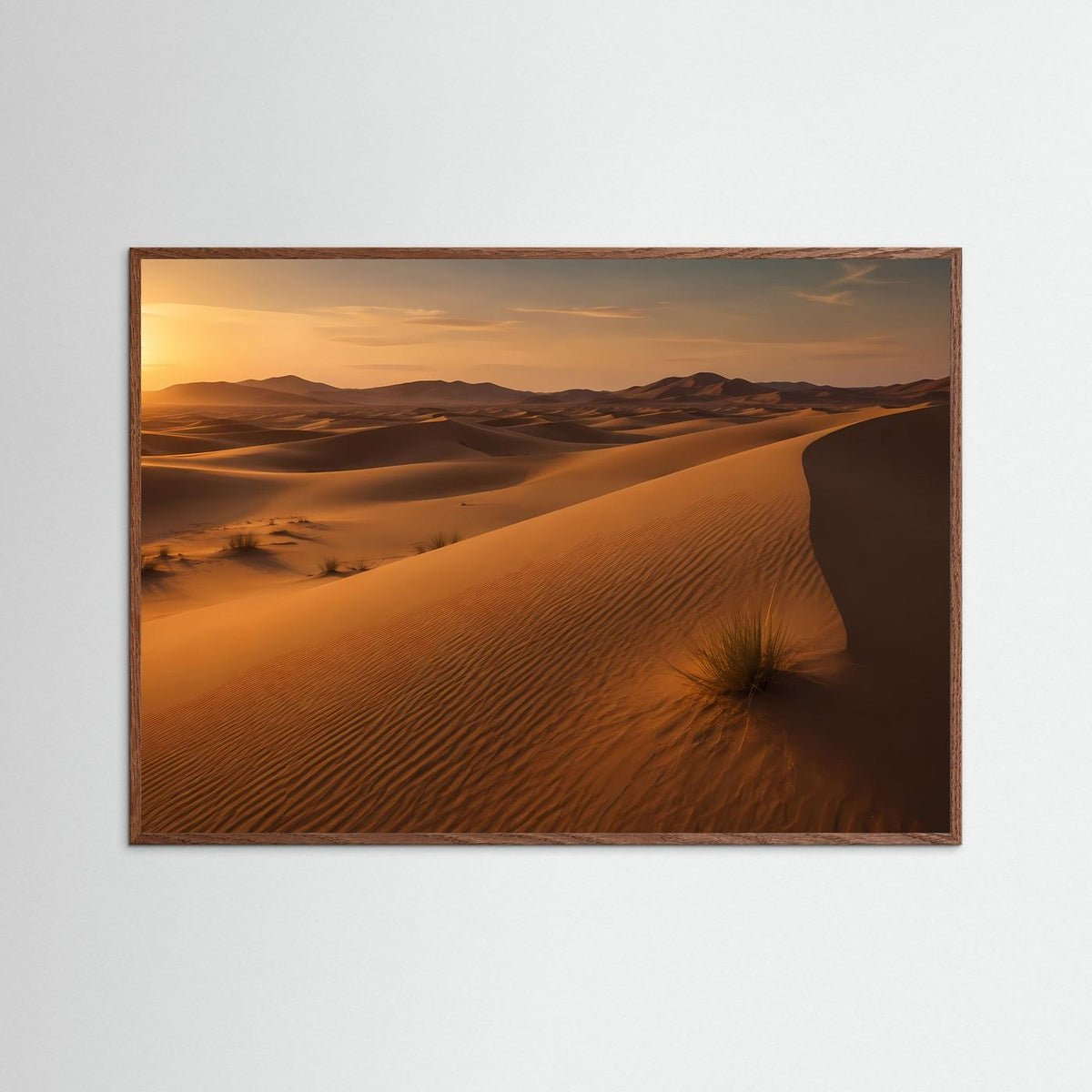 Poster mit goldenen Sanddünen bei Sonnenuntergang, dunkler Eichenholzrahmen