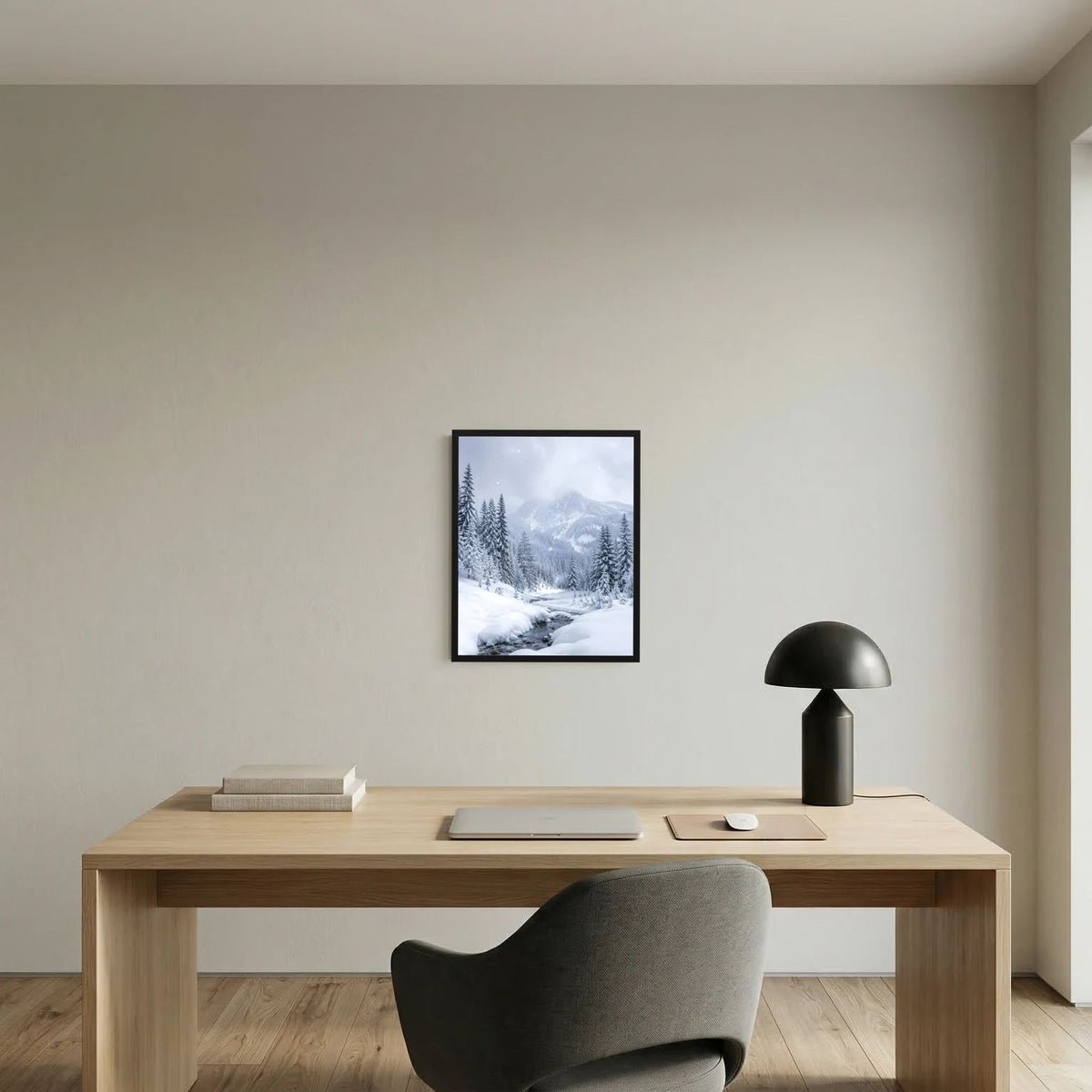 Gerahmtes Winterlandschaft-Poster mit verschneiten Bergen und Tannen an der Wand