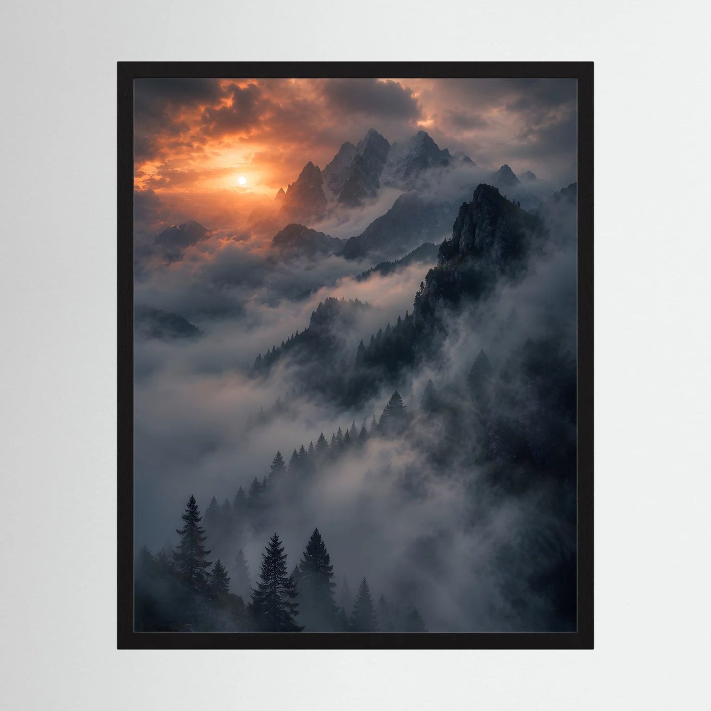 Hochformatiges Poster in schwarzem Rahmen mit Berglandschaft im Nebel und Sonne