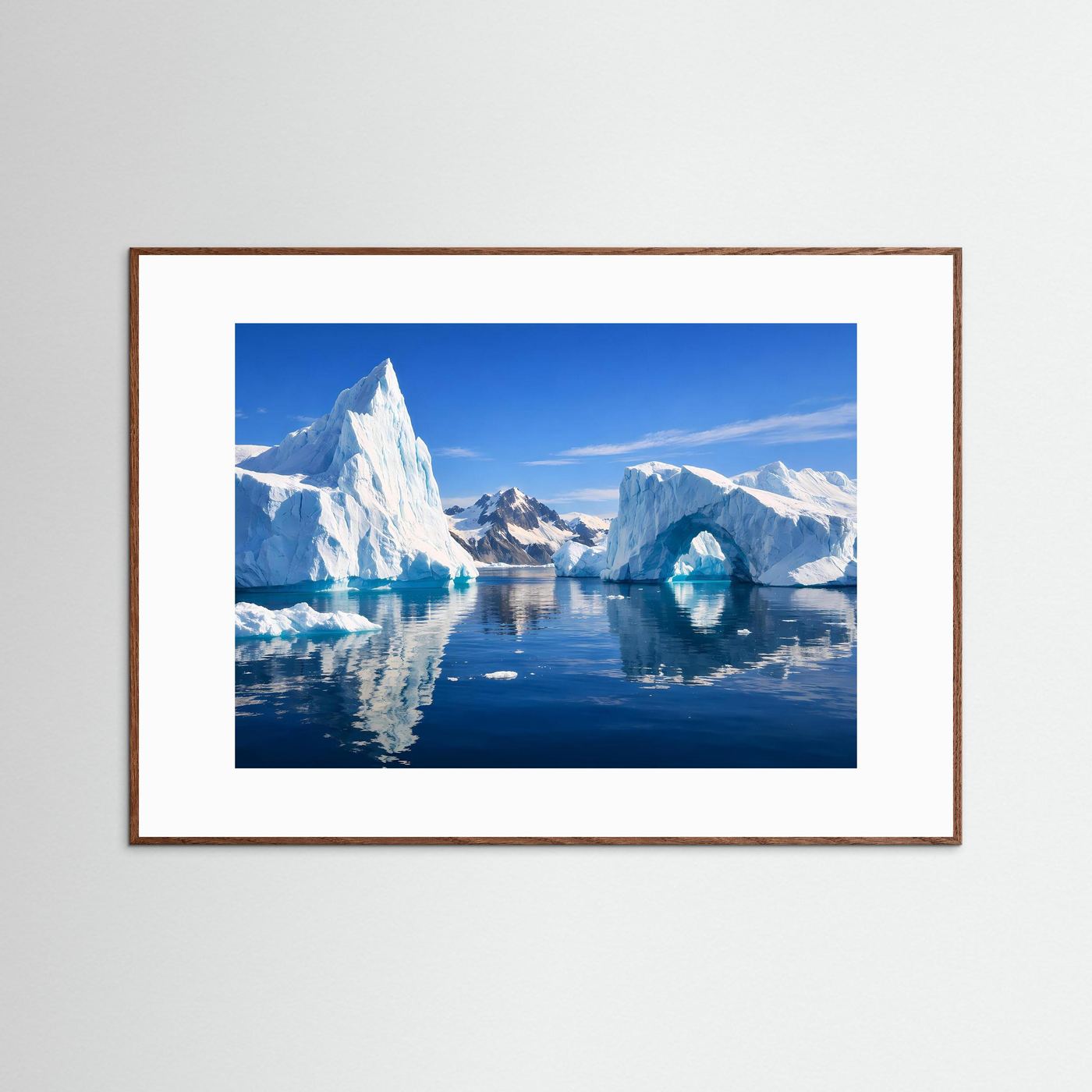 Gerahmtes Panorama-Poster mit Eisbergen und Wasserlandschaft, brauner Rahmen