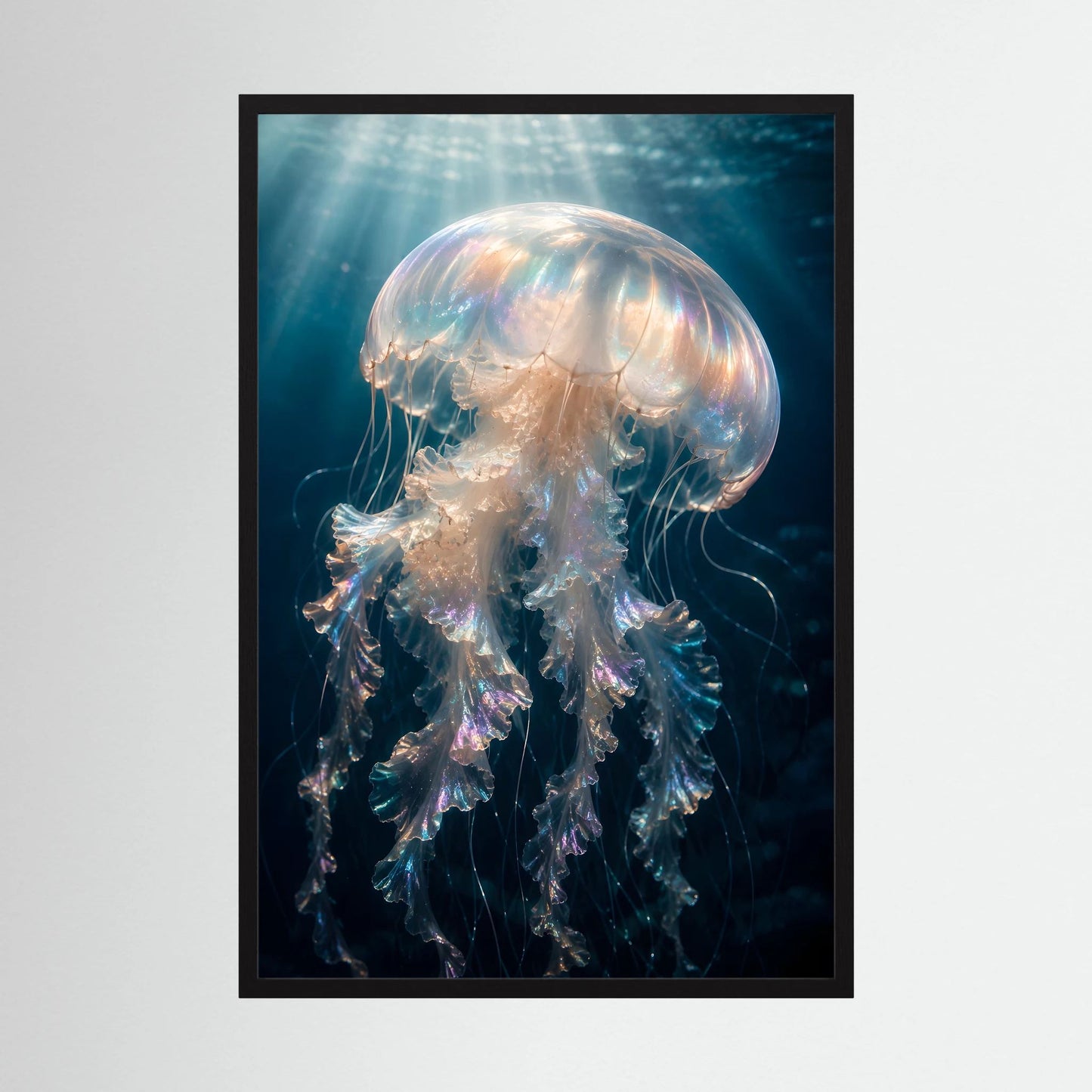 Kunstposter im Hochformat mit leuchtender Qualle, im schwarzen Rahmen