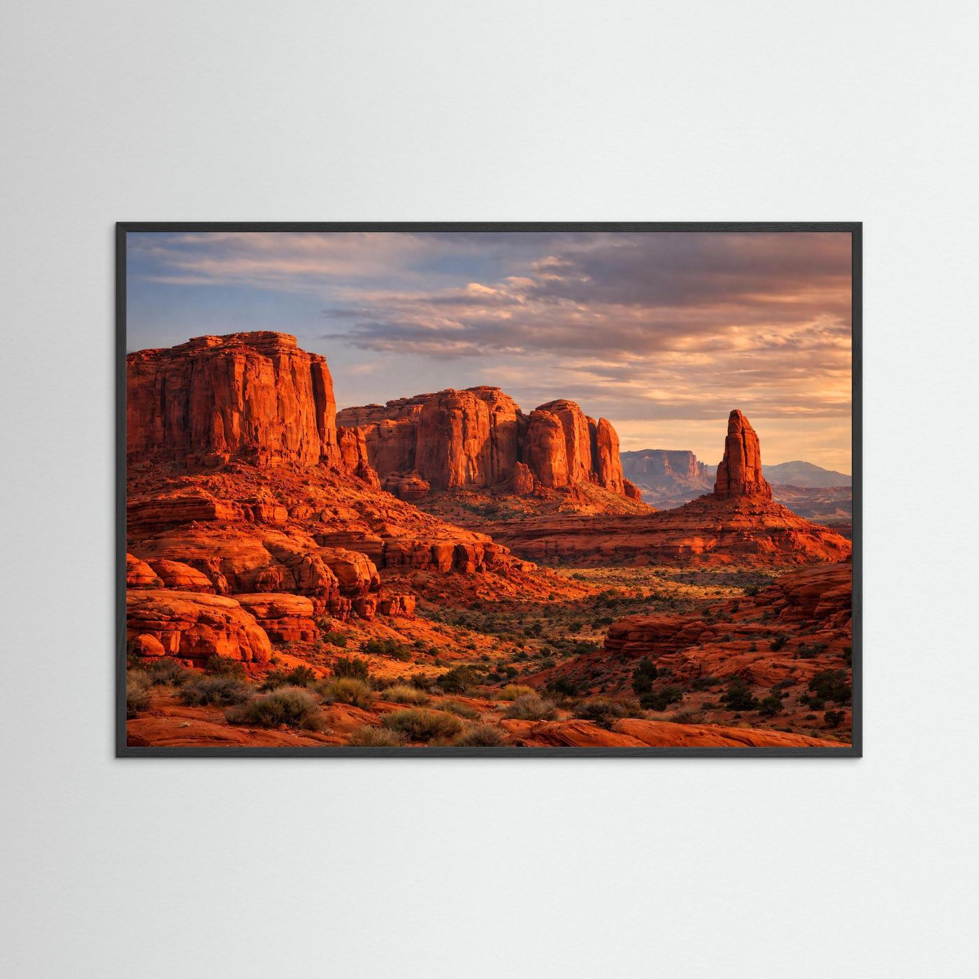 Wandbild mit rotem Felscanyon und Abendhimmel im Rahmen, dunkel