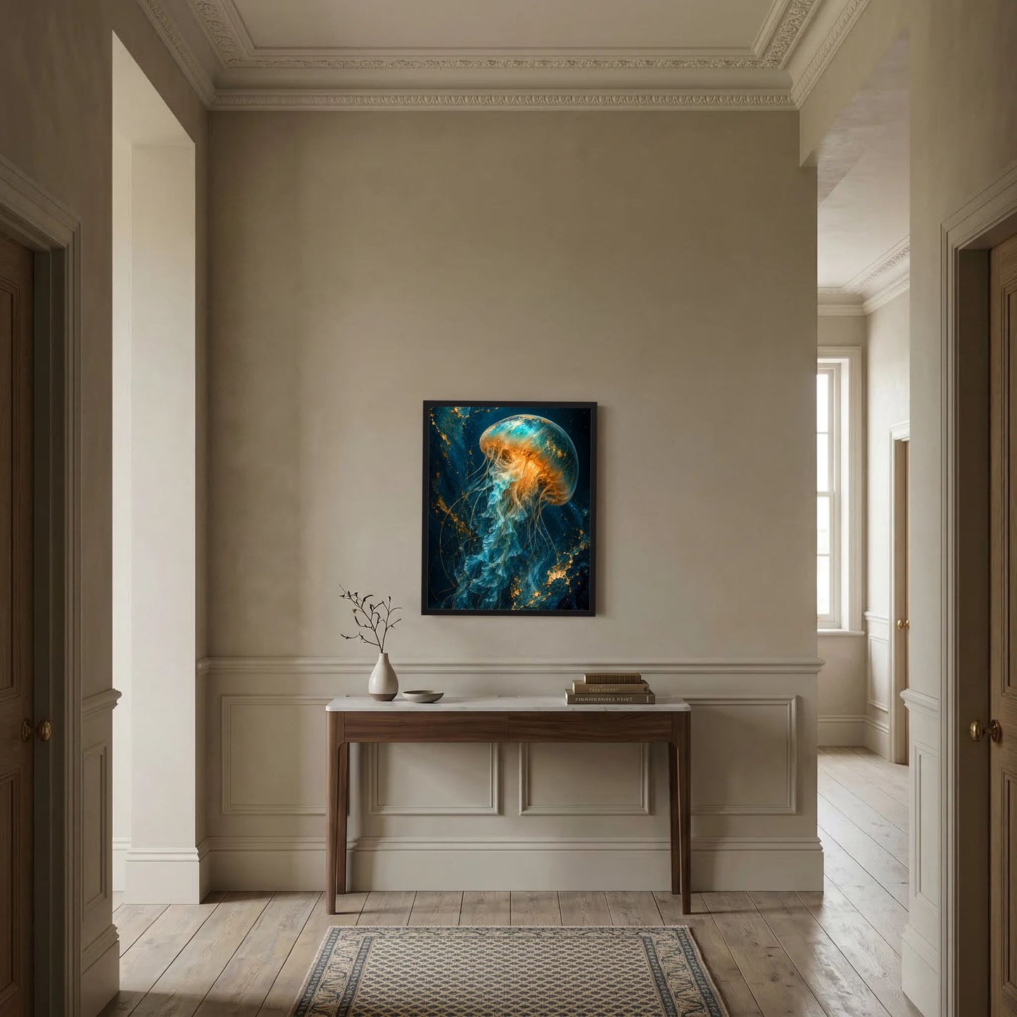 Gerahmtes Hochformat-Poster mit leuchtender Qualle in Türkis und Gold auf dunklem Grund