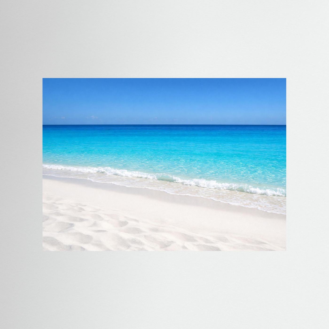 Wandbild mit türkisblauem Meer und hellem Sandstrand ohne erkennbaren Rahmen