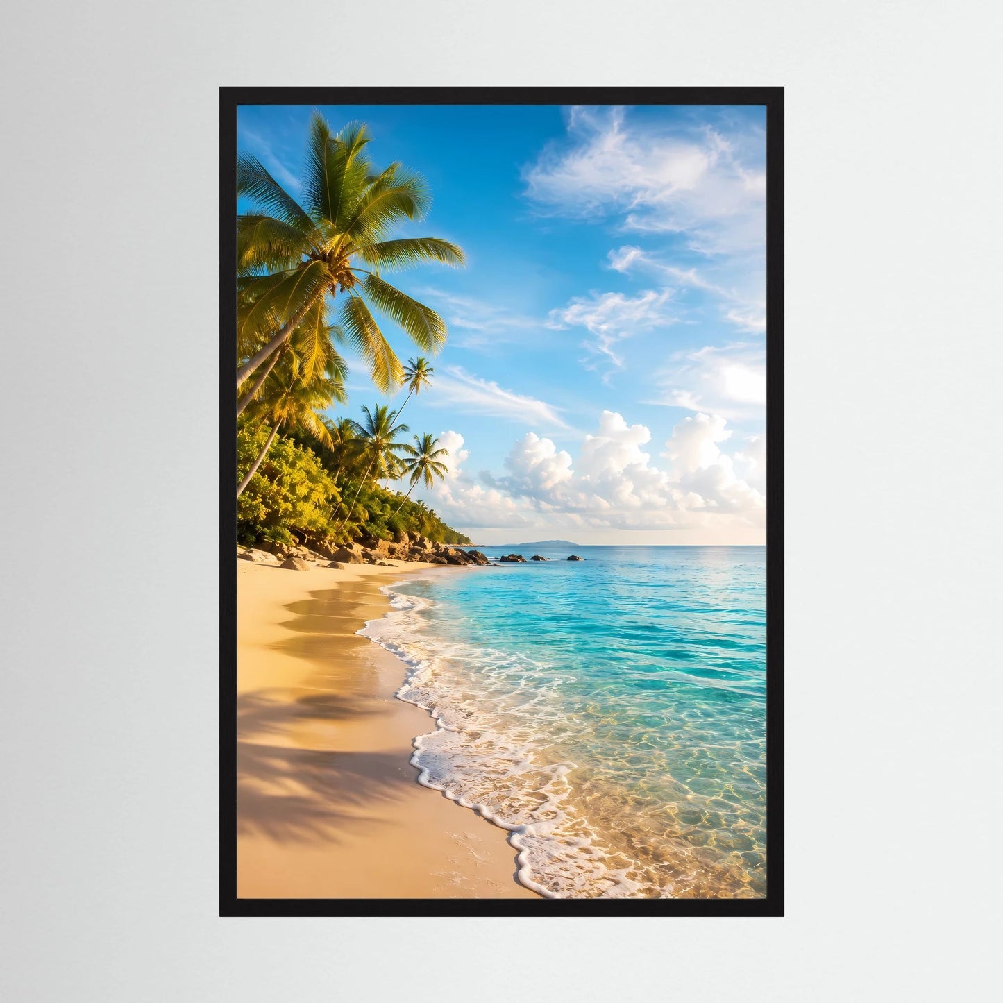 Hochformat-Poster mit Strandmotiv: Palmen, türkisblaues Meer und goldener Sand im schwarzen Rahmen
