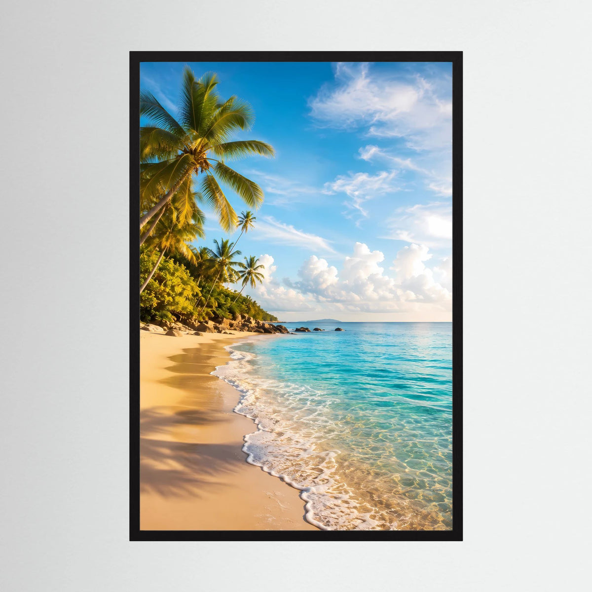 Hochformat-Poster mit Strandmotiv: Palmen, türkisblaues Meer und goldener Sand im schwarzen Rahmen