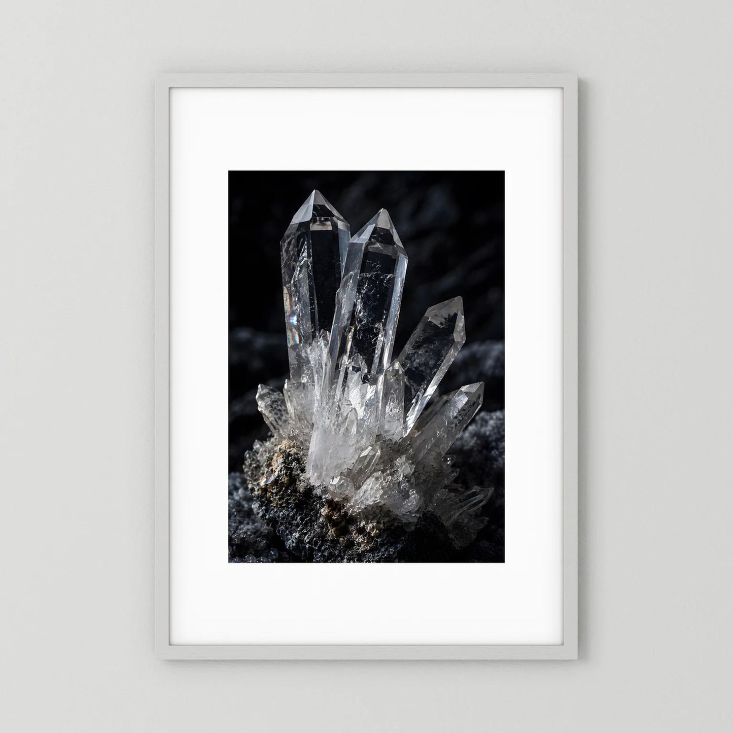 Mineralien-Wandbild im Hochformat: klarer Quarz-Kristall auf dunklem Gestein, weiß gerahmt