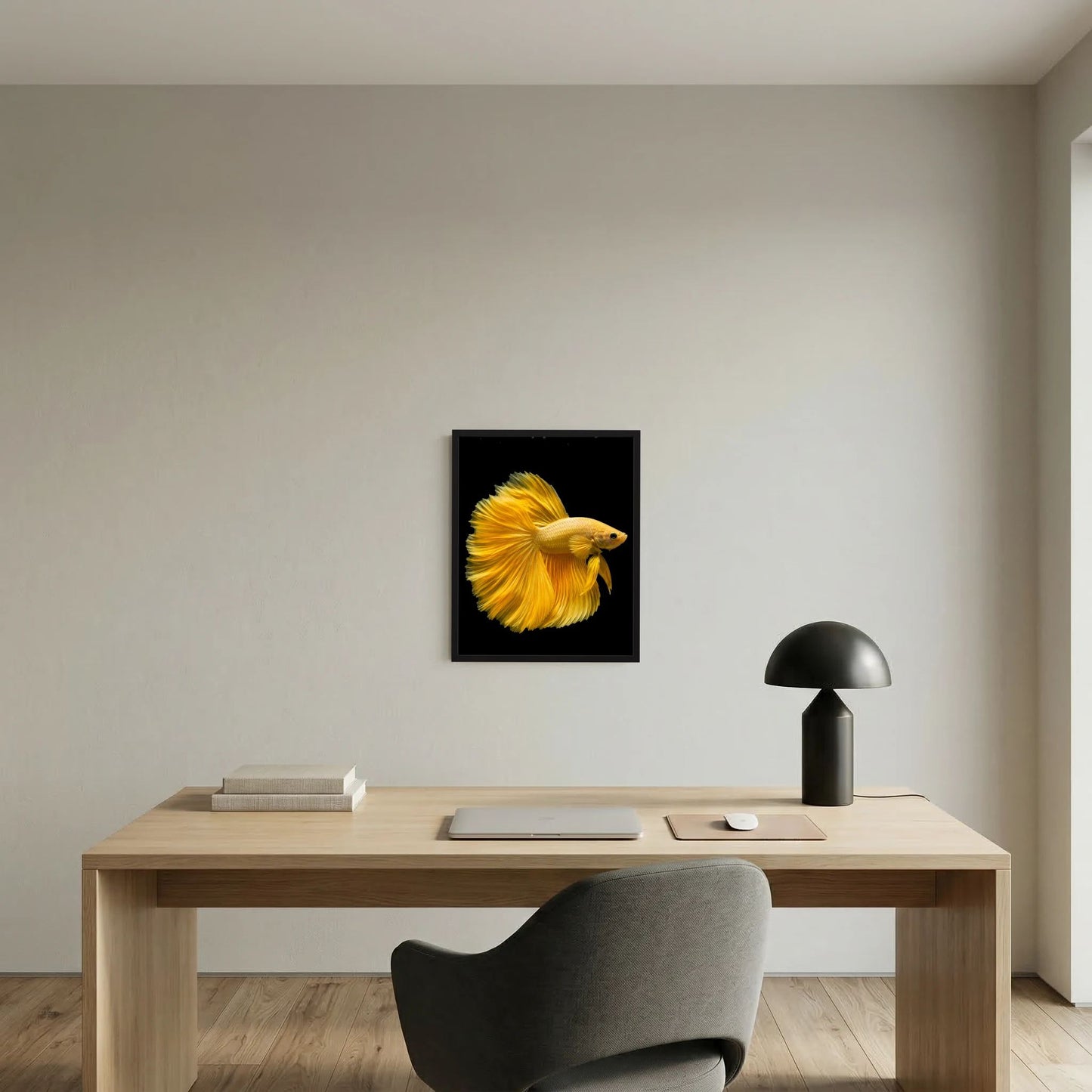 Gerahmtes Kunstposter mit goldgelbem Kampffisch an der Wand über Holztisch