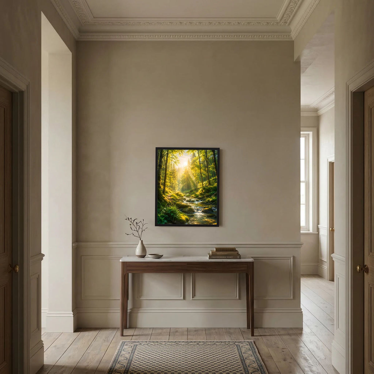 Kleines Hochformat-Poster mit grünem Wald und Waldbach im Sonnenlicht, schwarzer Rahmen