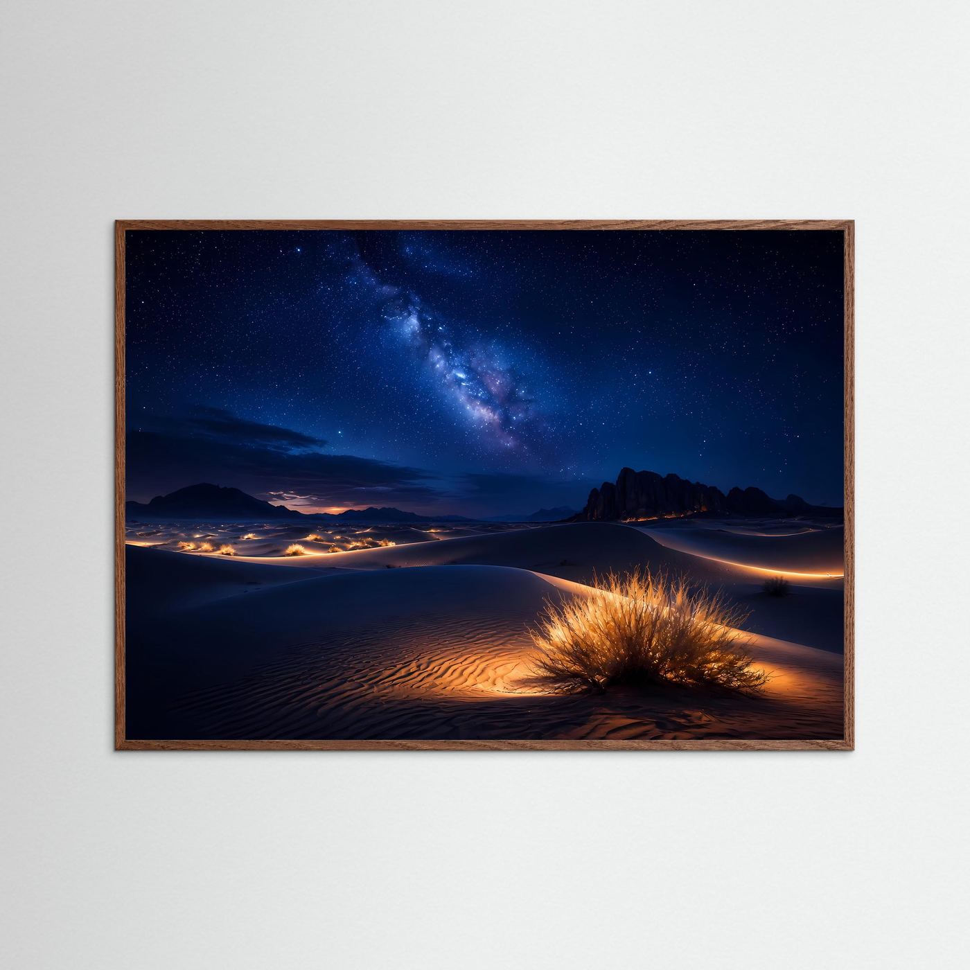 Wüste bei Nacht Poster Querformat | Sternenhimmel & Milchstraße Wandbild | Moderne Wüstenlandschaft mit Sanddünen