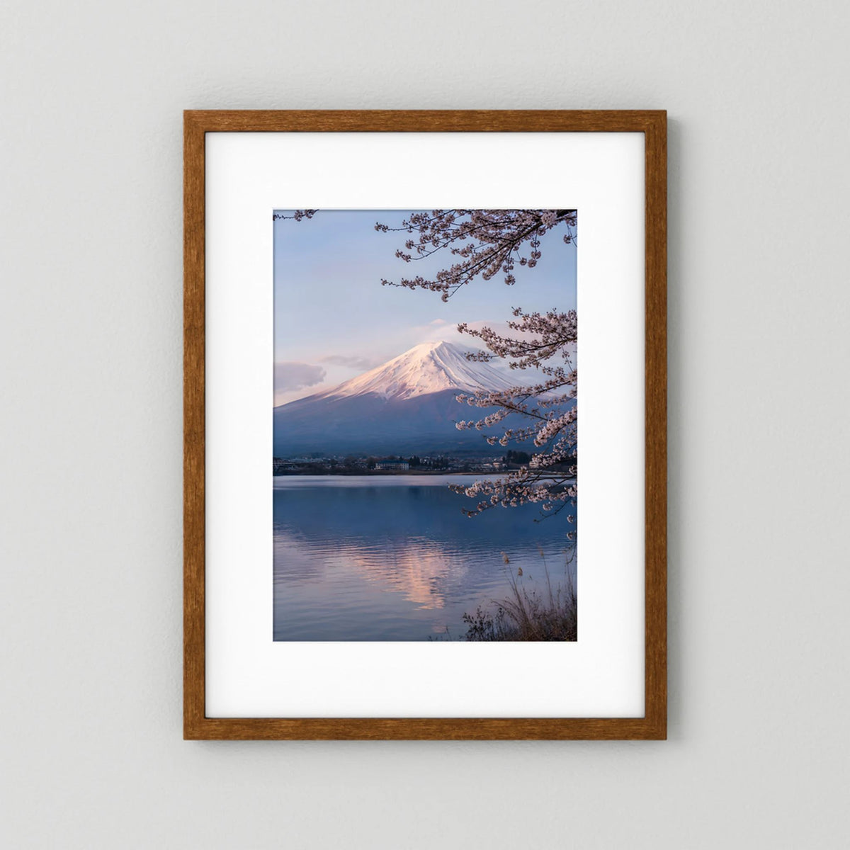 Hochformat-Kunstposter mit Kirschblüten über dem See, Fuji im Morgenlicht, brauner Holzrahmen