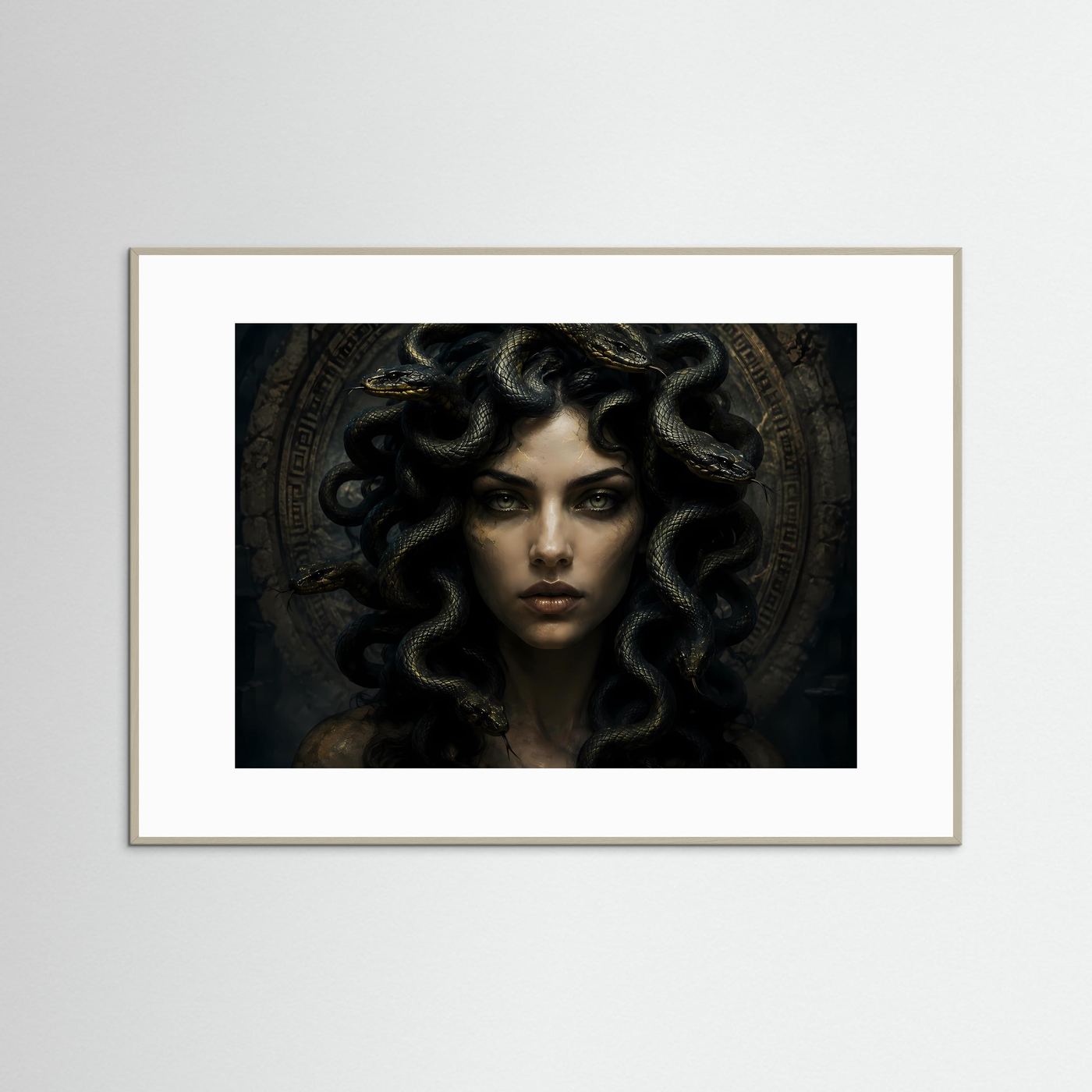 Querformat-Poster mit Medusa-Porträt: Frau mit schwarzer Lockenmähne und goldenen Akzenten, im grauen Rahmen