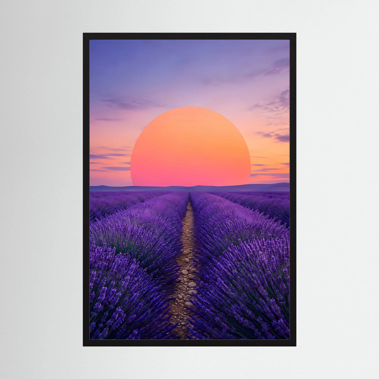 Gerahmtes Hochformat-Poster: schwarzer Rahmen, lila Lavendelfeld und orangefarbene Sonne