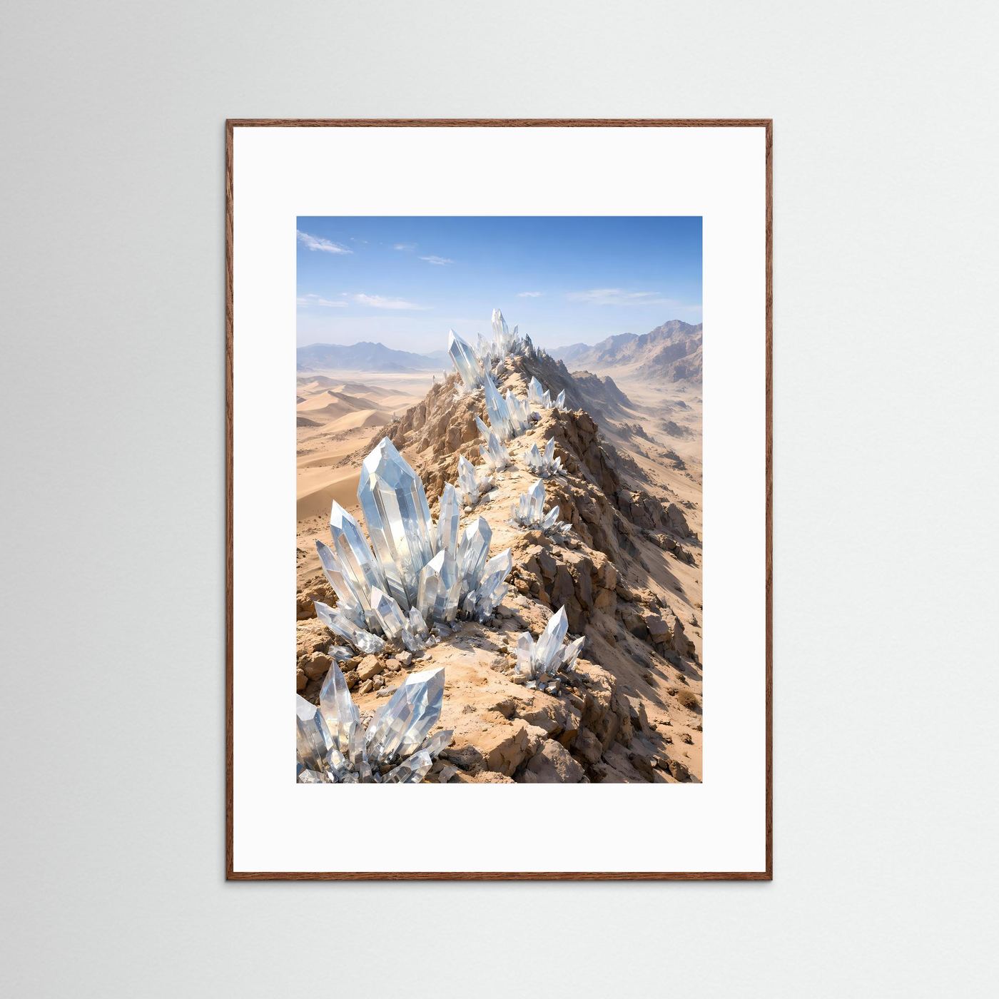 Kristall-Wüstenposter im Hochformat mit braunem Holzrahmen