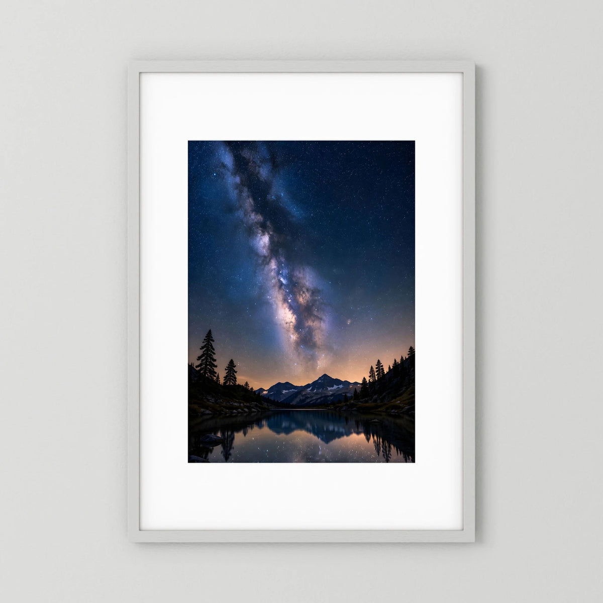 Hochformat-Poster: Milchstraße über Bergsee, Sternenhimmel und Baum-Silhouetten