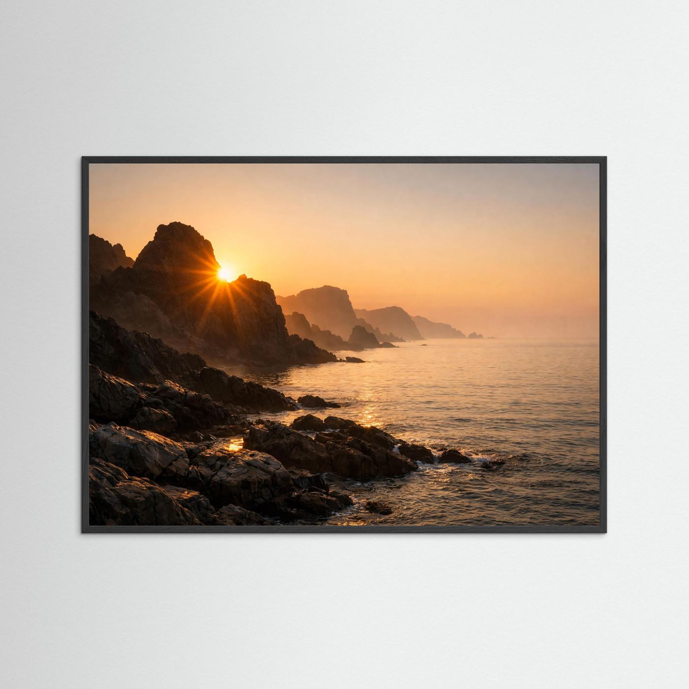 Goldene Küstenstimmung im Abendlicht | Felsen & Meer Natur Poster Querformat