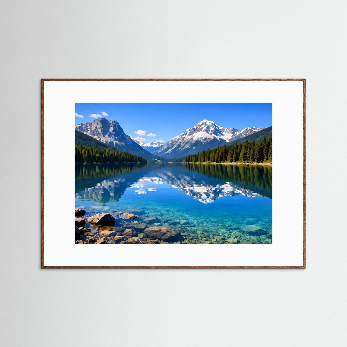 Naturposter im Querformat mit braunem Rahmen: Alpensee mit Spiegelung