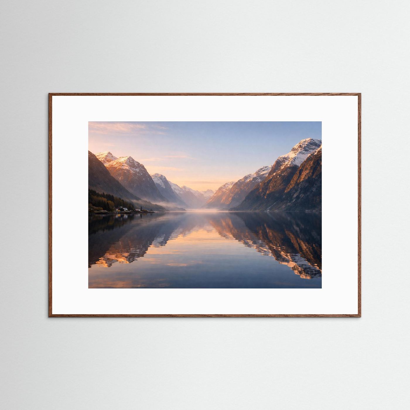 Querformat-Fjordposter mit Sonnenaufgang, Berge und Spiegelung im Wasser, dunkler Holzrahmen