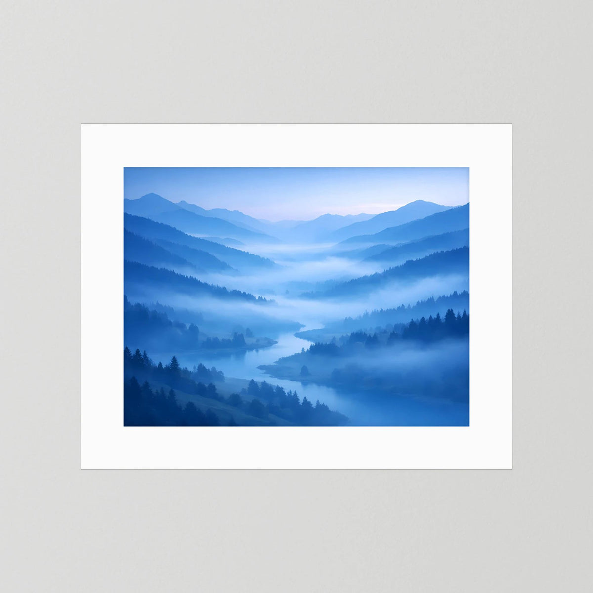 Poster im Querformat mit blauer Berglandschaft im Nebel, weißer Rand