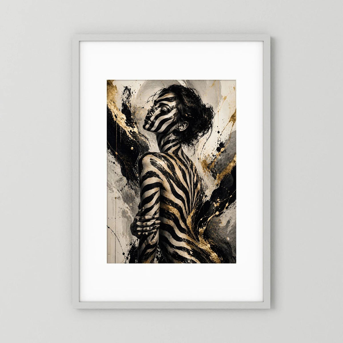 Poster mit abstraktem Frauenportrait, Schwarz-Gold Bodypainting, Zebrastreifen, mit weißem Rahmen