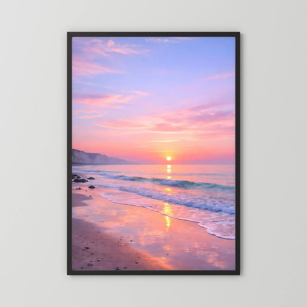 Wandbild mit schwarzem Rahmen: Sonnenaufgang am Meer, Pastellrosa, Hochformat