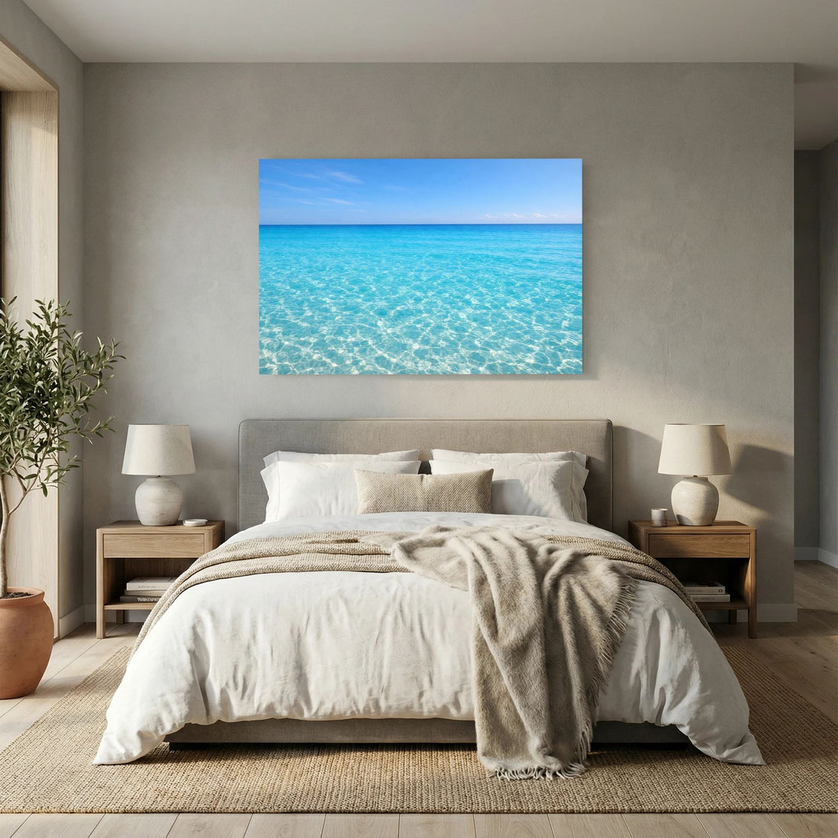 Wandbild mit türkisblauem Meer im Querformat über einem Bett im Schlafzimmer.