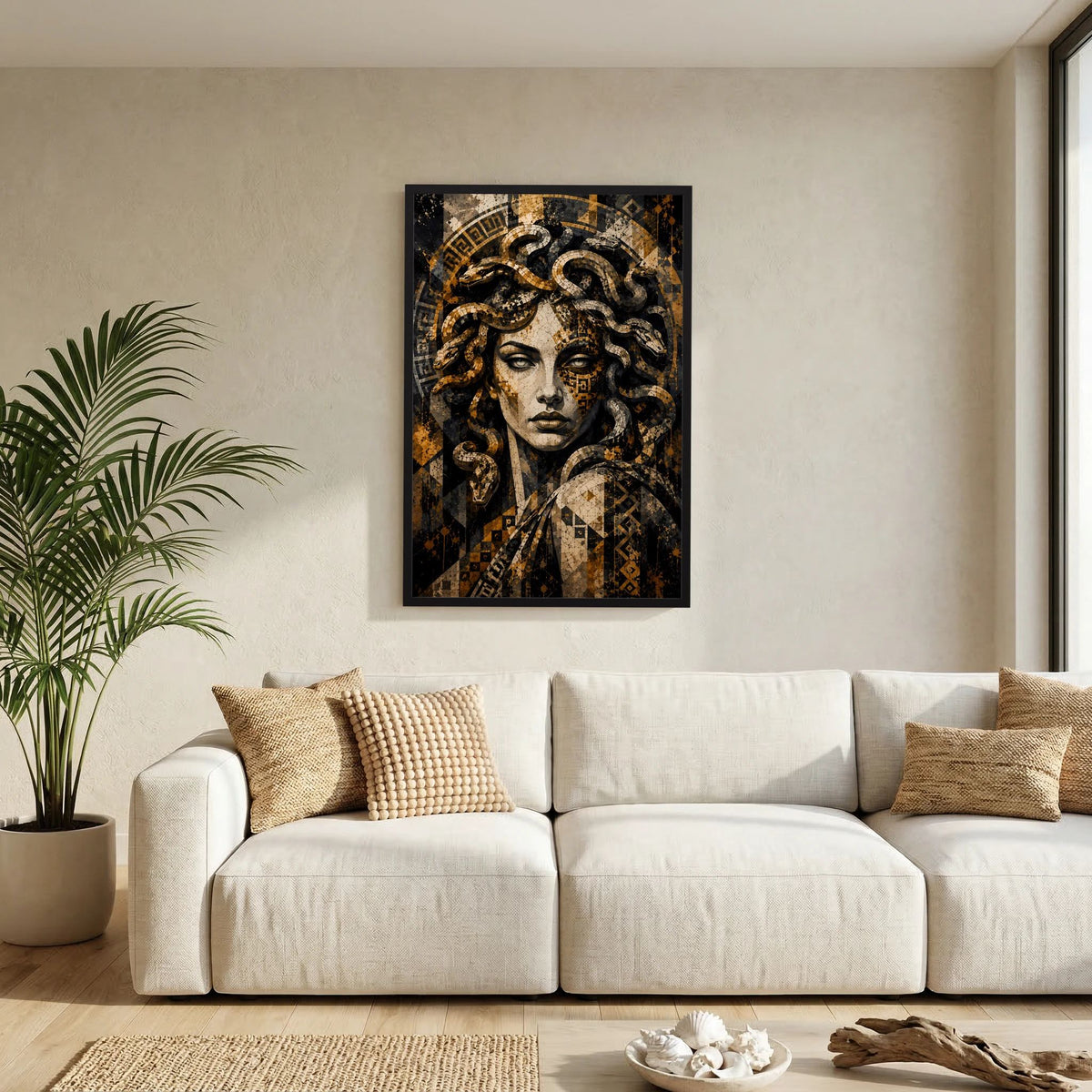 Hochformatiges Poster mit Medusa-Mosaik, Frauengesicht und Schlangenhaar in Gold/Schwarz, schwarzer Rahmen
