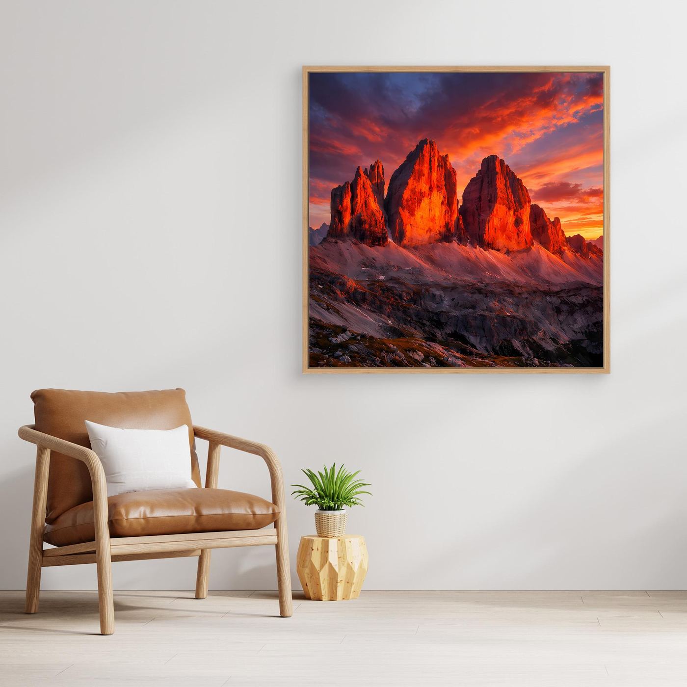 Leinwandbild mit Bergsilhouetten bei Alpenglühen in Orange und Blau, mit hellem Holzrahmen