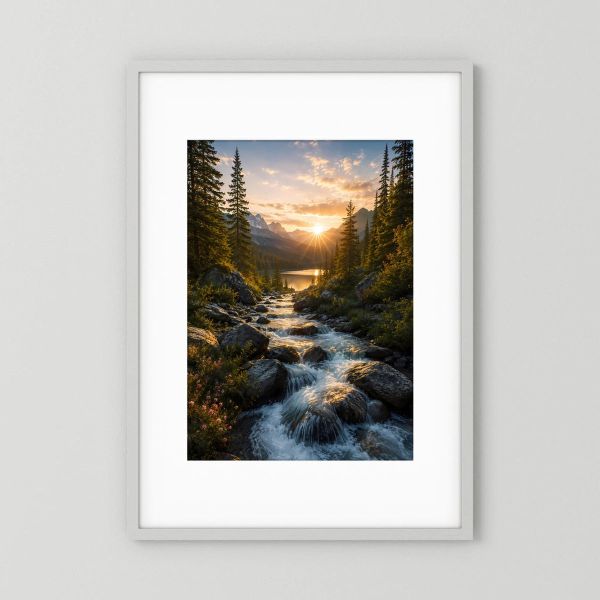 Hochformat-Poster mit Sonnenuntergang über Bergwald, Bach und See, im weißen Rahmen