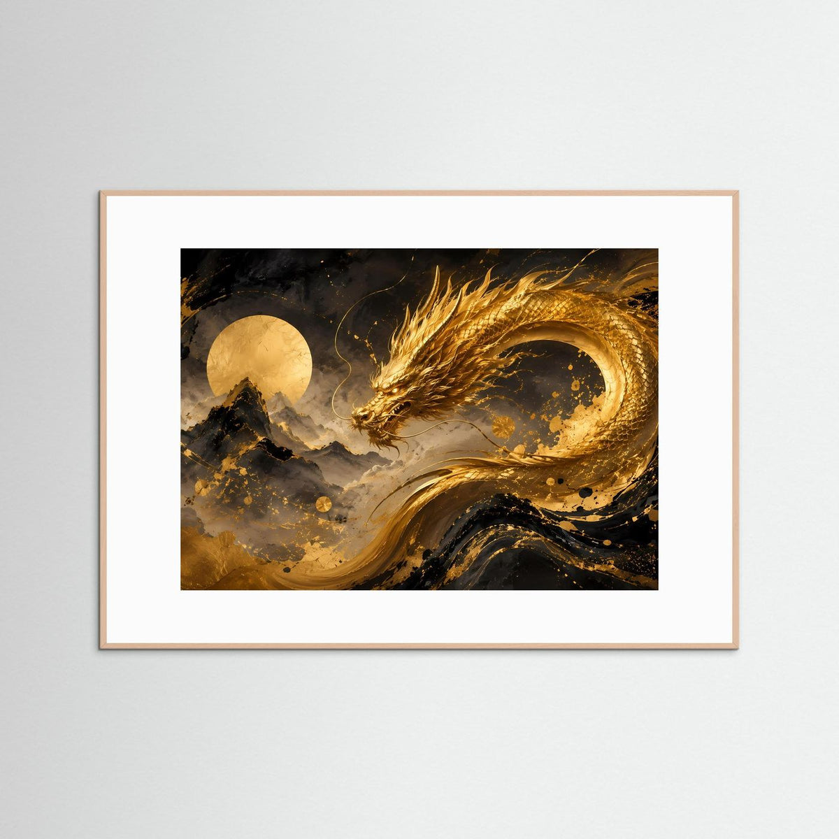 Poster mit goldenem Drachen über Berglandschaft, im beigen Holzrahmen, Querformat