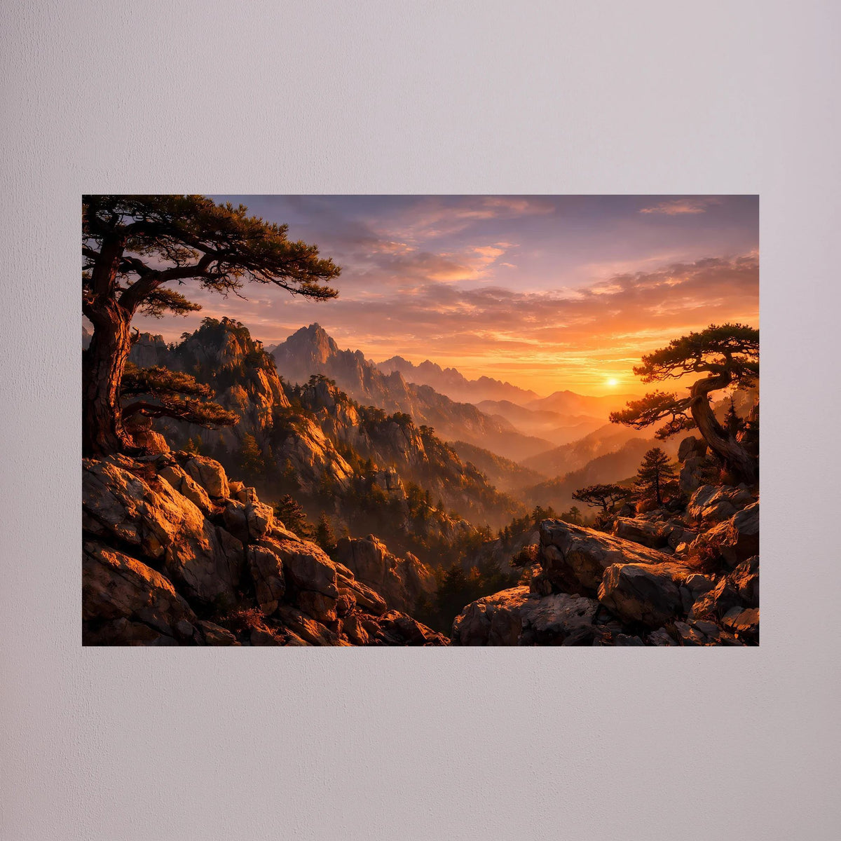 Querformatiges Poster mit Bergkamm, Felsen und goldenem Sonnenuntergang