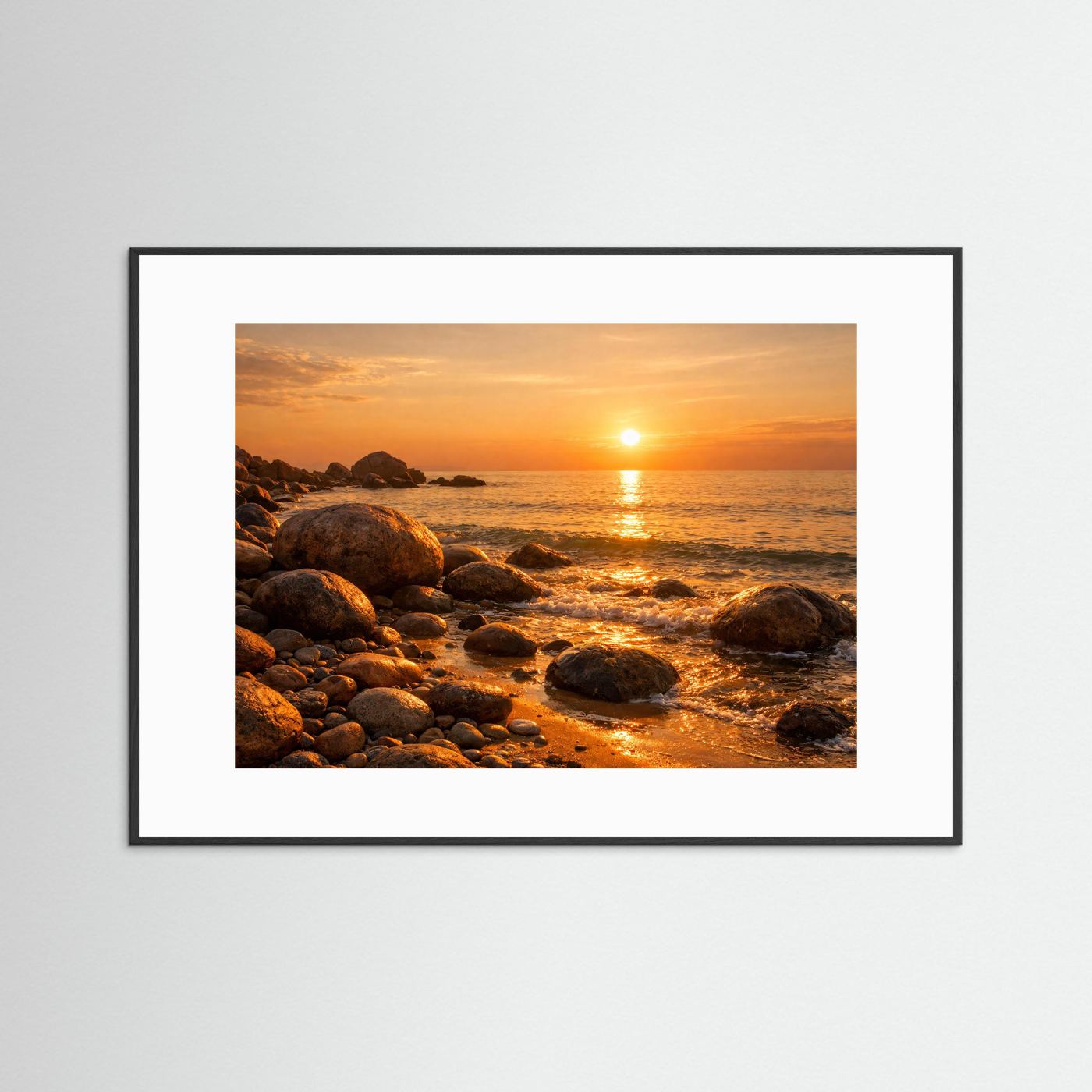 Küsten-Poster mit schwarzem Rahmen und weißem Passepartout, goldene Steine am Strand