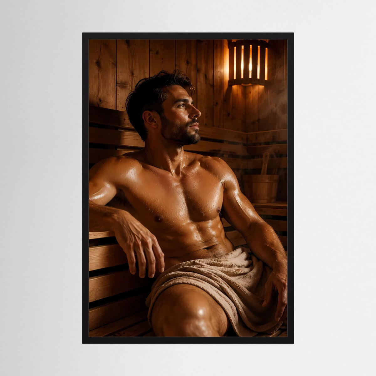 Sauna-Poster mit sitzendem Mann, schwarz gerahmt, warmes Holz-Umfeld
