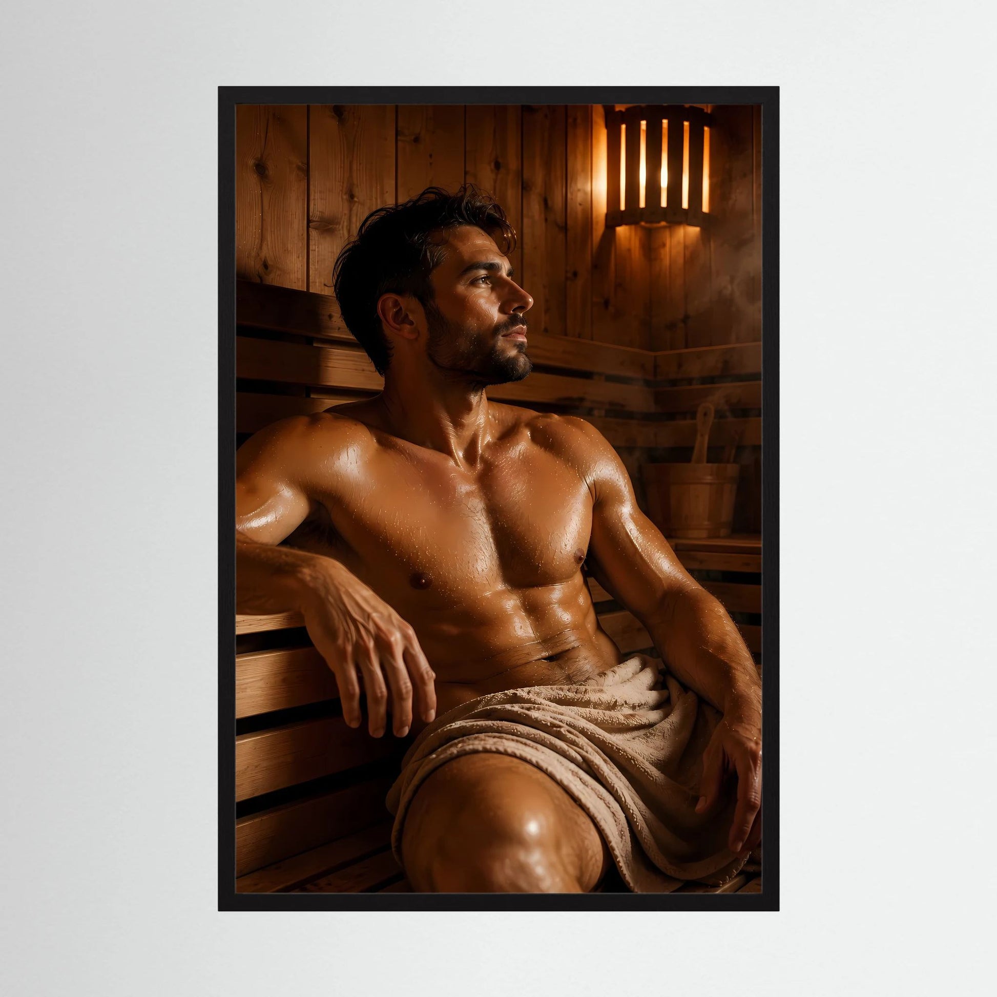 Sauna-Poster mit sitzendem Mann, schwarz gerahmt, warmes Holz-Umfeld