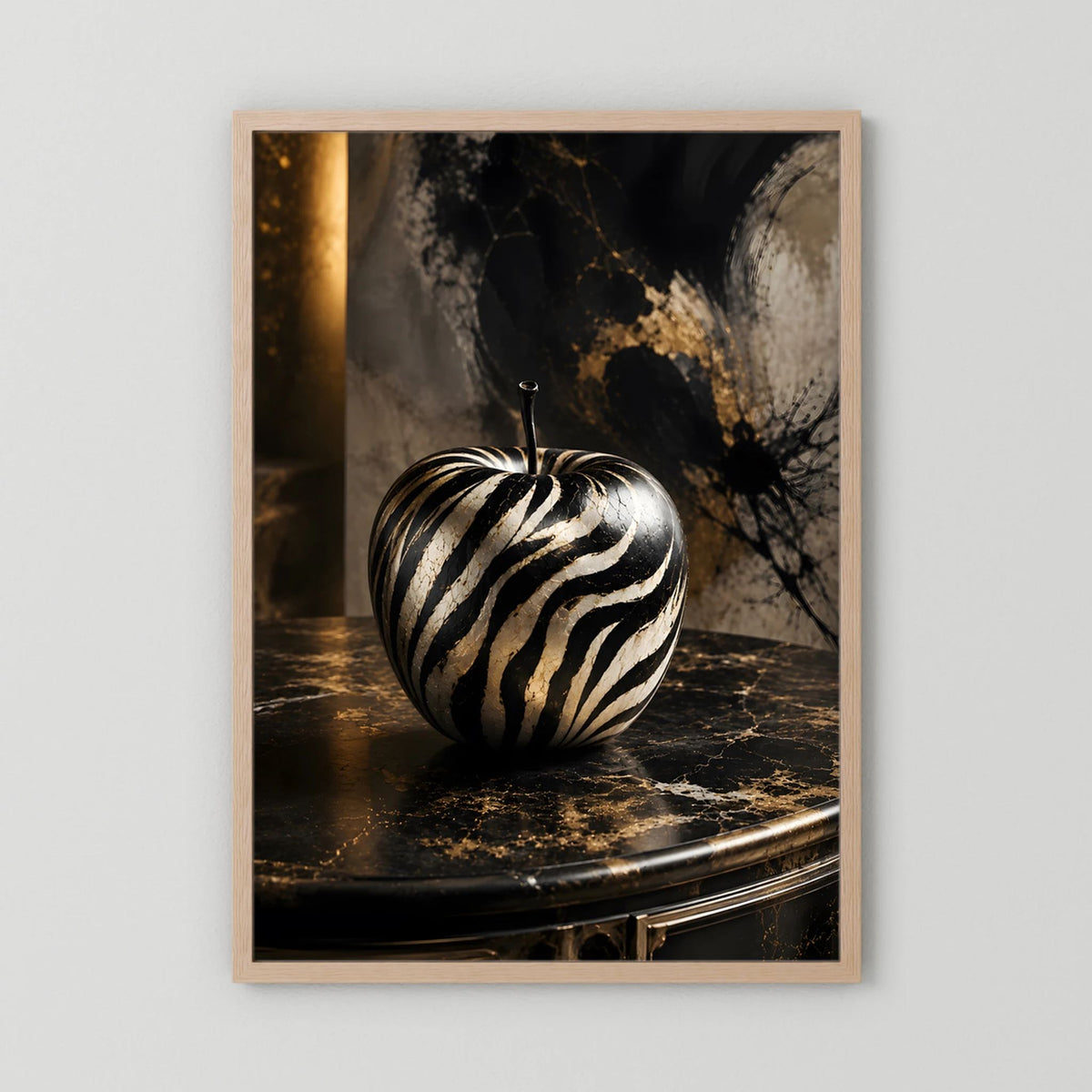 Kunstposter mit zebra-gestreiftem Apfel im hellen Holzrahmen