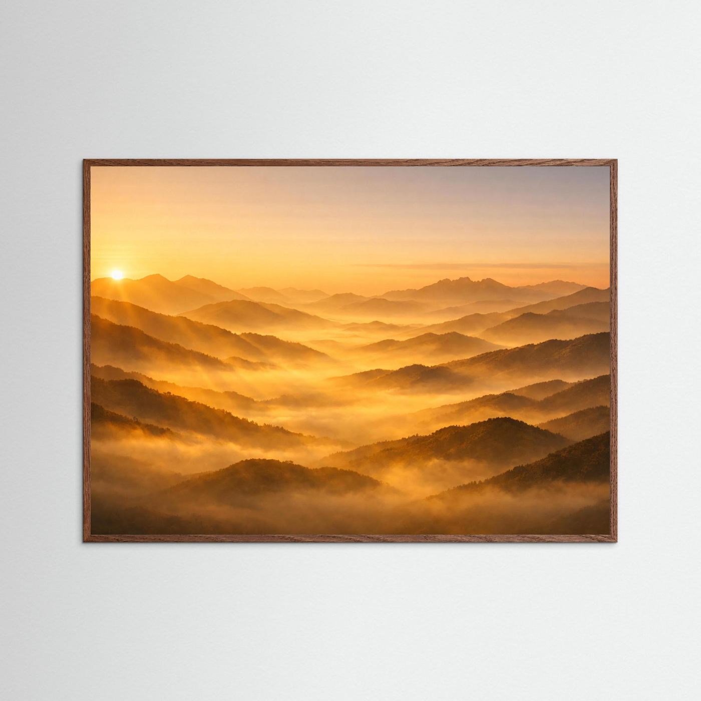 Panoramaposter mit Sonnenaufgang über Berglandschaft und Nebel im dunklen Eichenholzrahmen