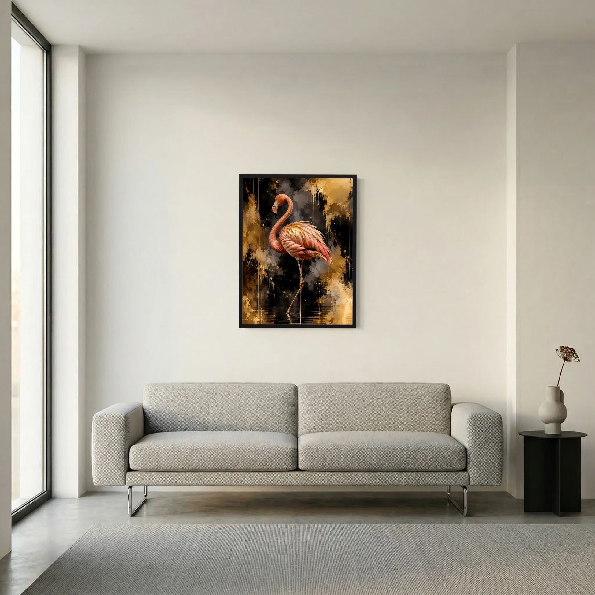 Poster im Hochformat mit Flamingo-Motiv im gold-schwarz abstrakten Stil, schwarz gerahmt