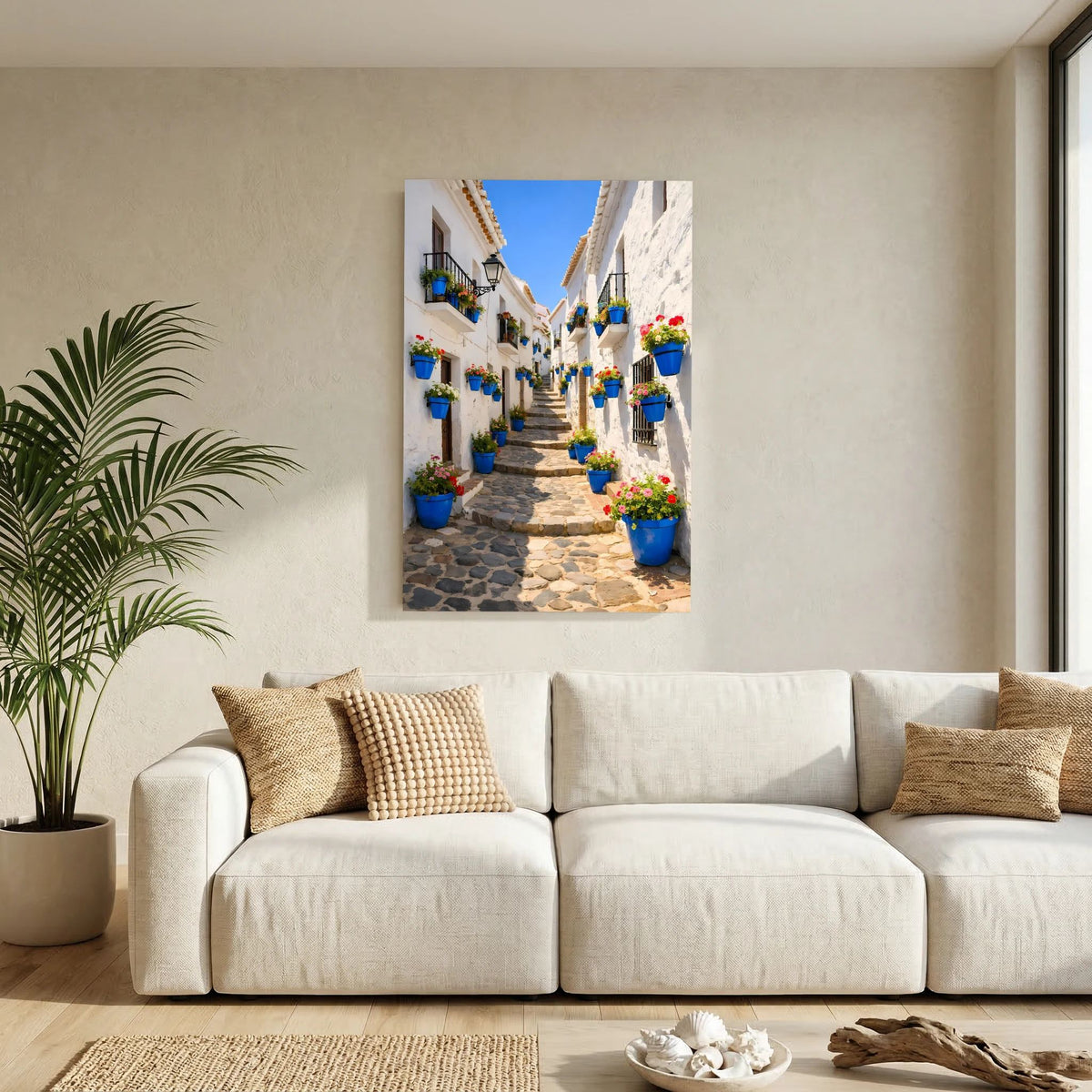 Wandbild im Hochformat: belebte Gasse mit blauen Blumenkübeln und bunten Blüten