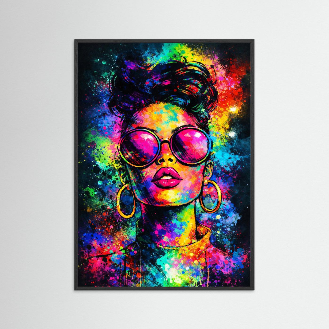 Pop-Art-Kunstposter im schwarzen Rahmen: Frau mit runder Neon-Sonnenbrille, bunte Farbspritzer, Hochformat