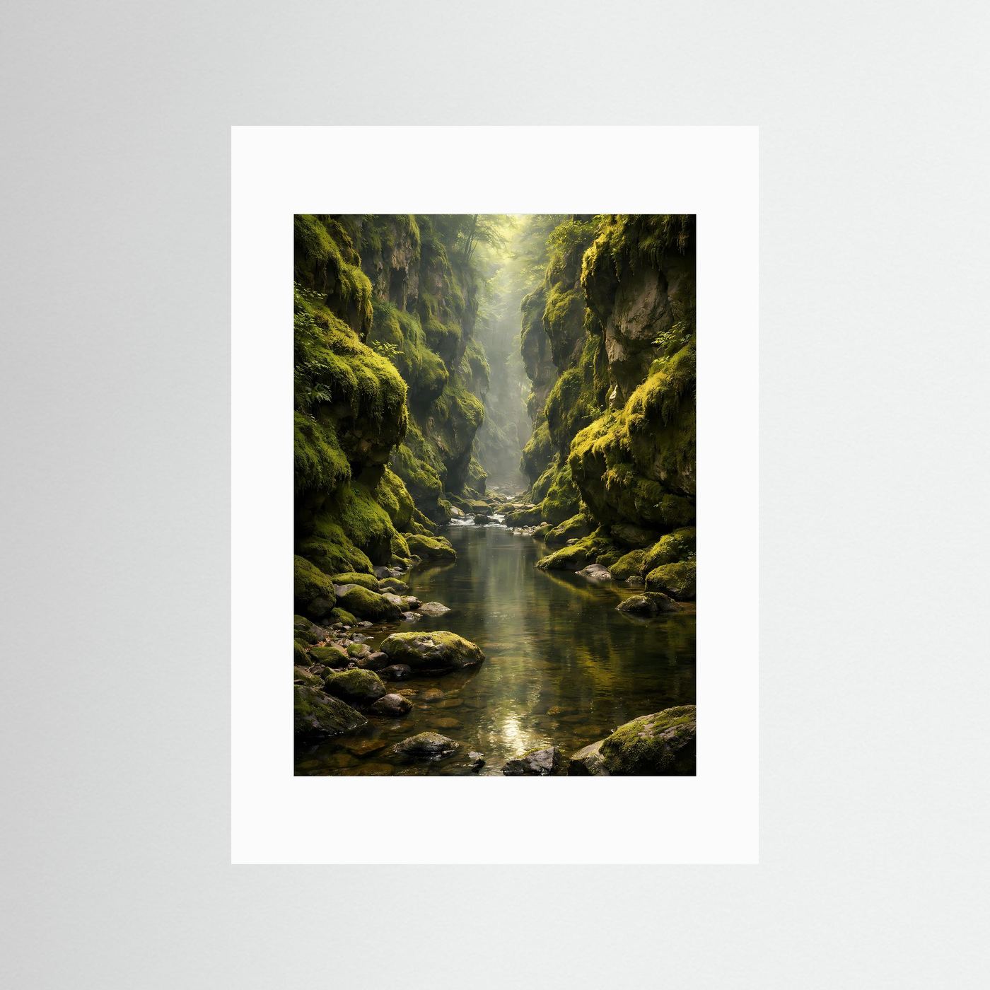 Canyon-Poster im Hochformat mit weißem Passepartout: moosige Felswände, Fluss, Sonnenlicht