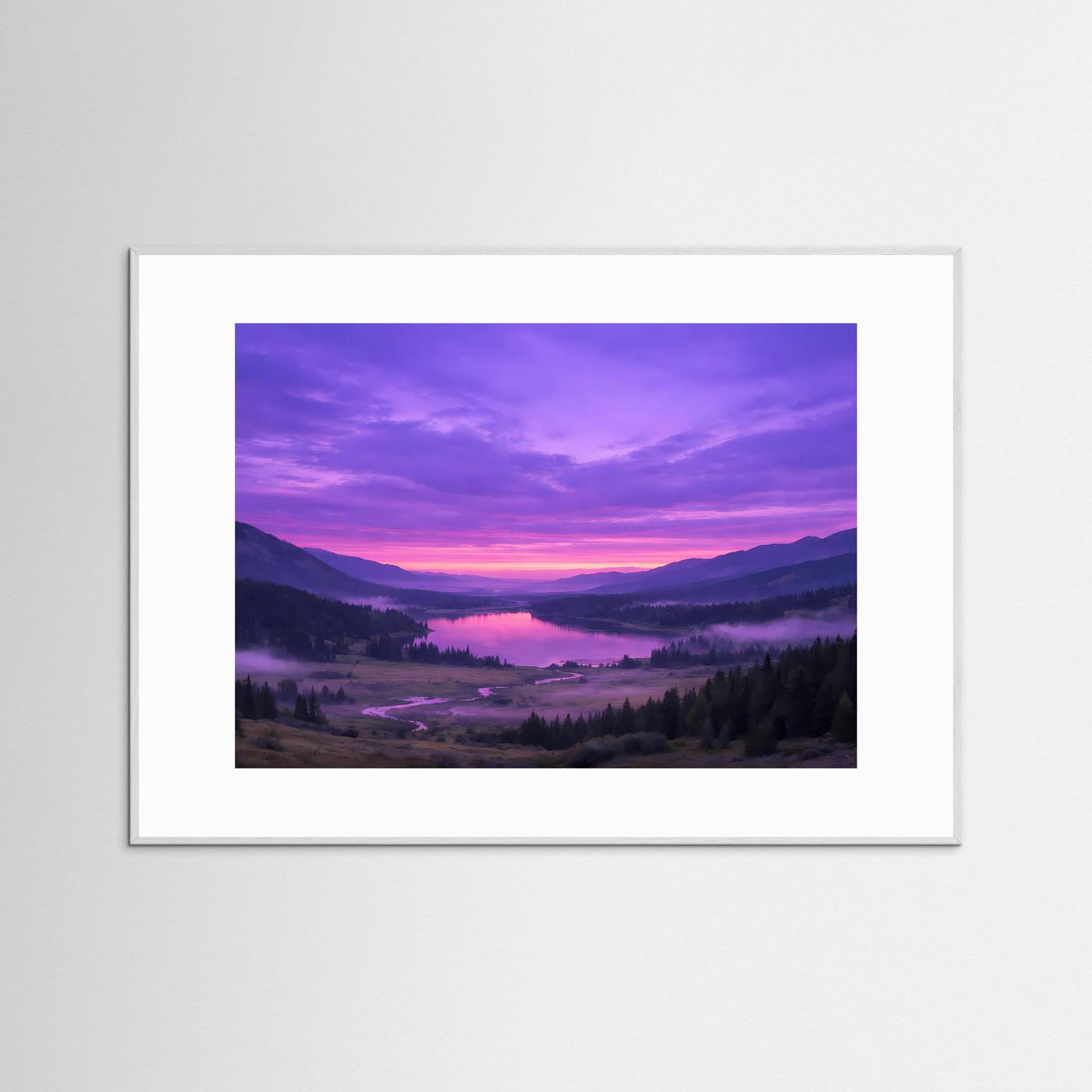 Gerahmtes Landschafts-Wandposter mit lila Abendhimmel und ruhigem See im Tal