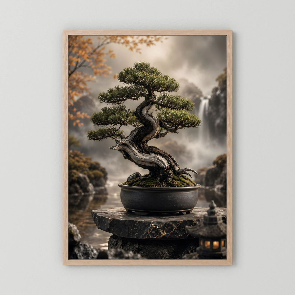 Bonsai-Baum-Poster im hellen Holzrahmen, Bonsai auf Steinpodest vor Nebellandschaft