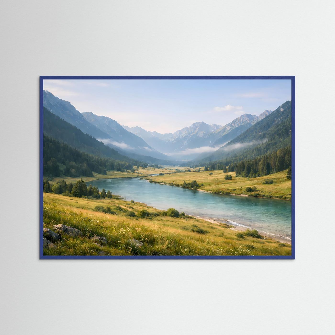 Bergtal Poster | Kristallklarer Fluss zwischen Alpen | Panorama Landschaft Fotografie | Natur Wandbild mit Bergen und Wiesen