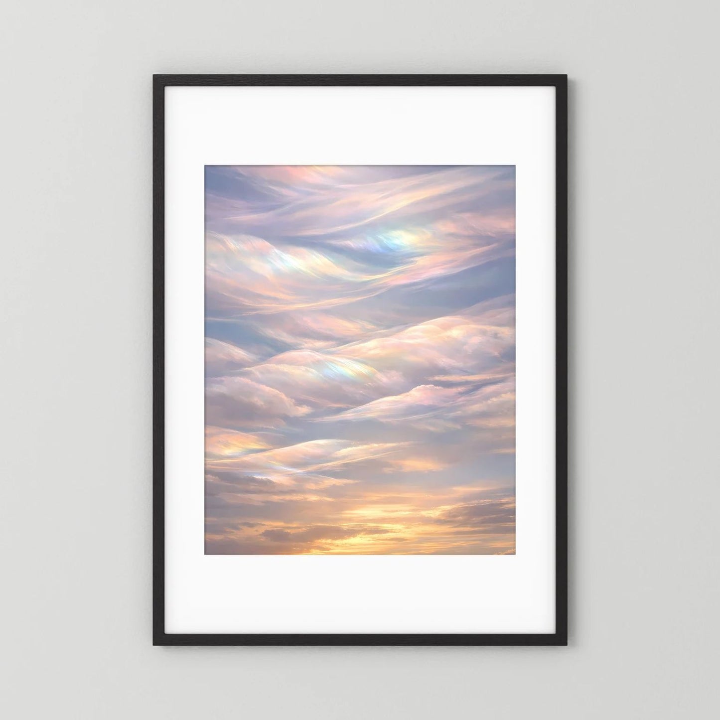 Wandposter im Hochformat mit schwarzem Rahmen und weißem Passepartout: Schimmerwolken bei Sonnenuntergang.