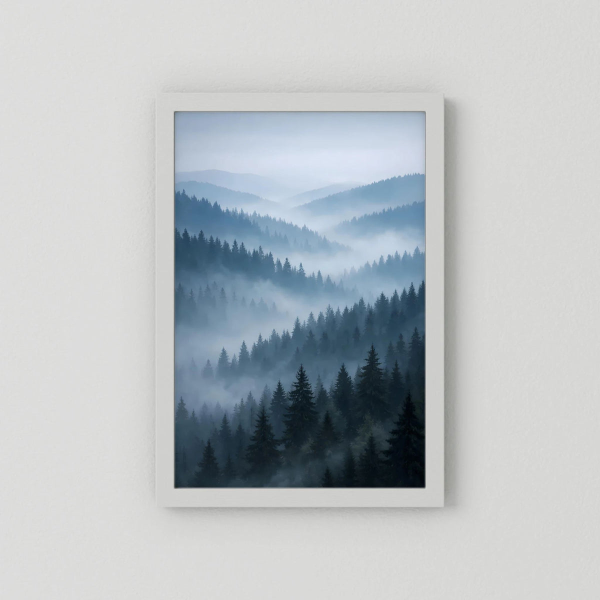 Hochformatiges Naturposter mit nebligem Tannenwald, weiß gerahmtes Passepartout